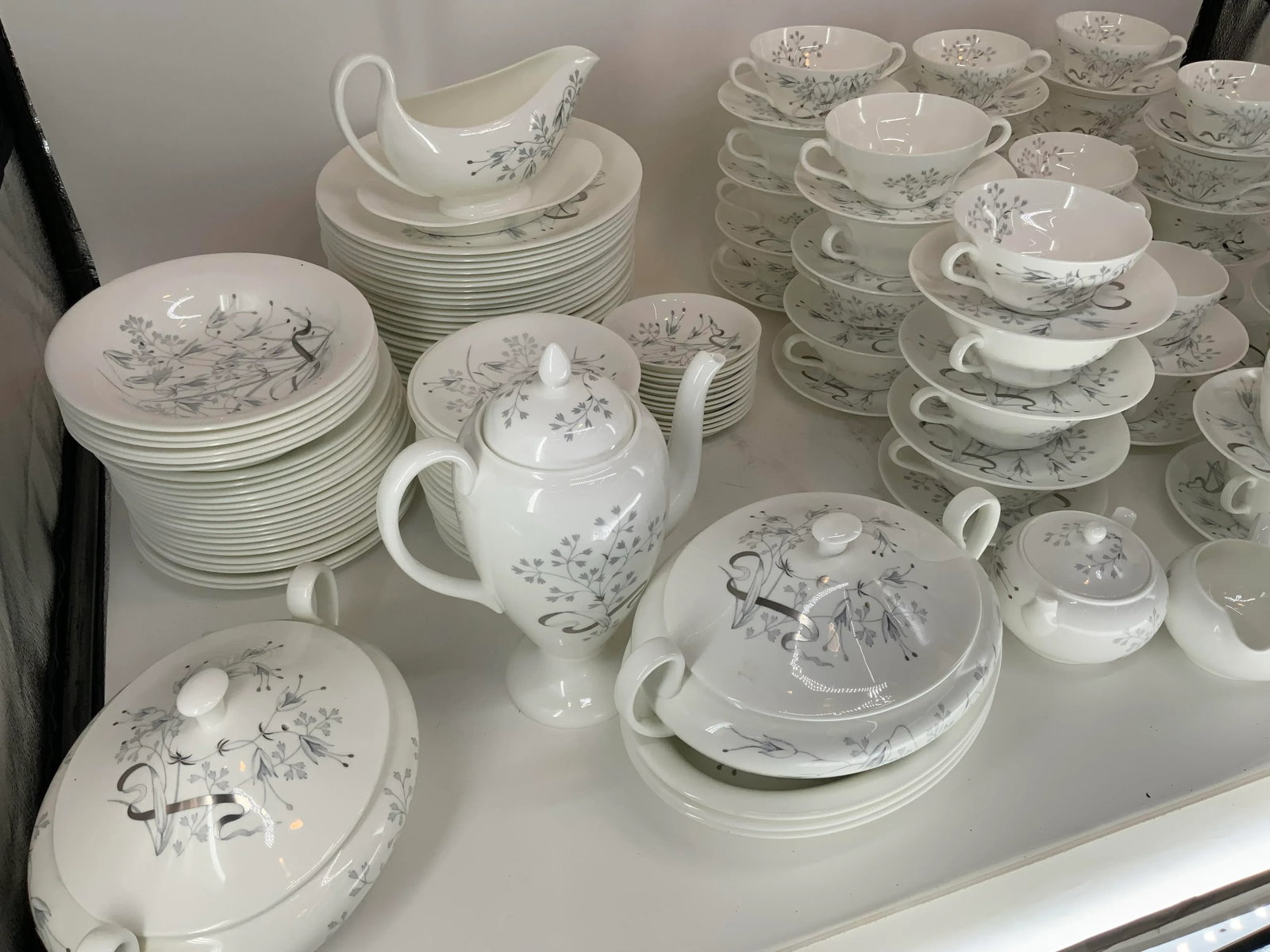 Huge Set of Wedgwood Bone China in Wild Oats Pattern - 4