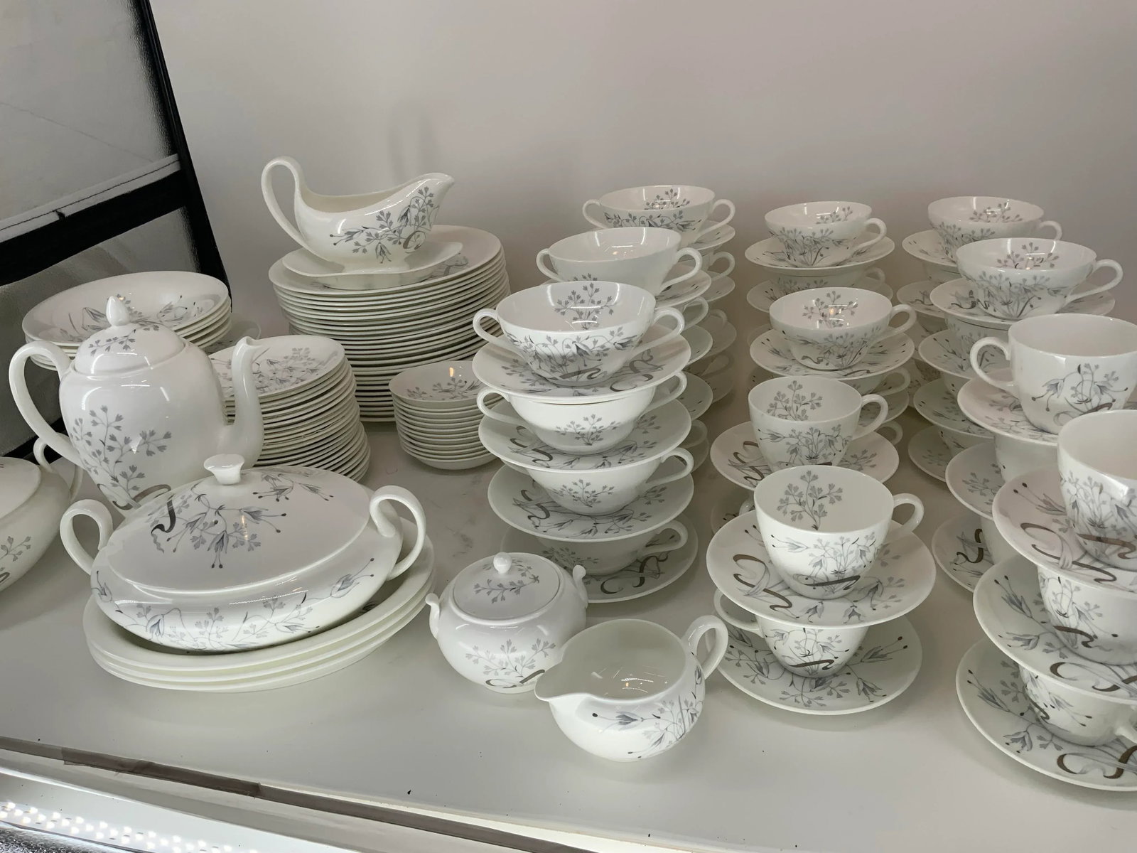 Huge Set of Wedgwood Bone China in Wild Oats Pattern - 5