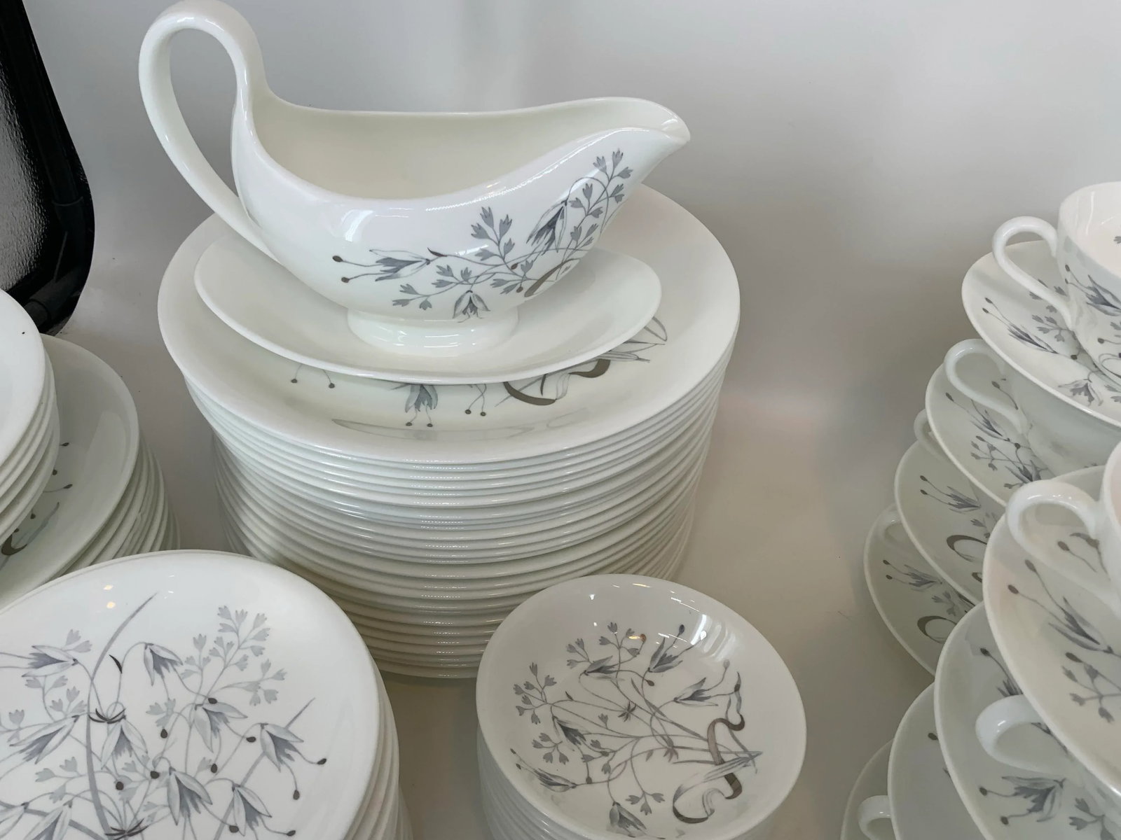 Huge Set of Wedgwood Bone China in Wild Oats Pattern - 8