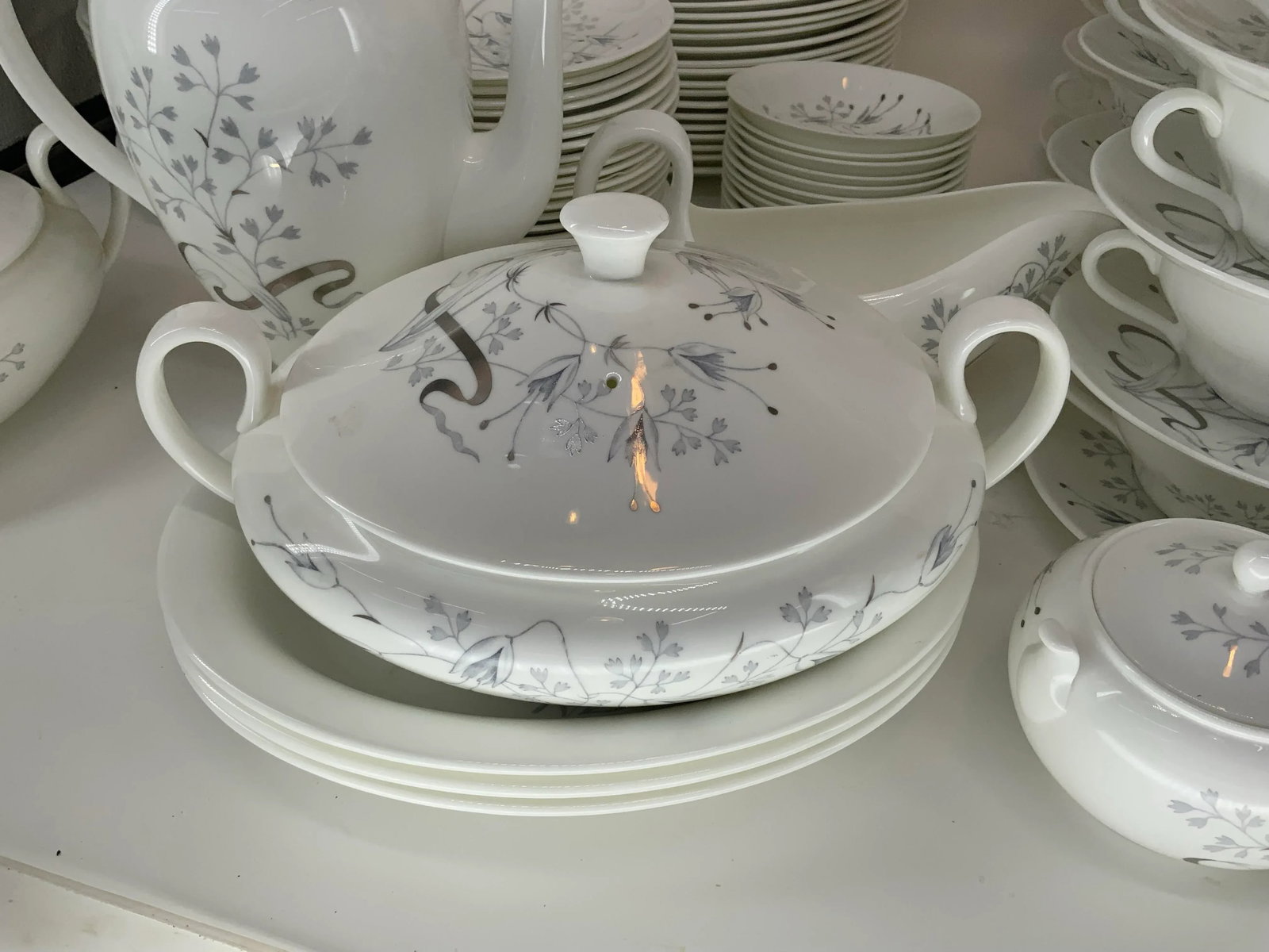 Huge Set of Wedgwood Bone China in Wild Oats Pattern - 9