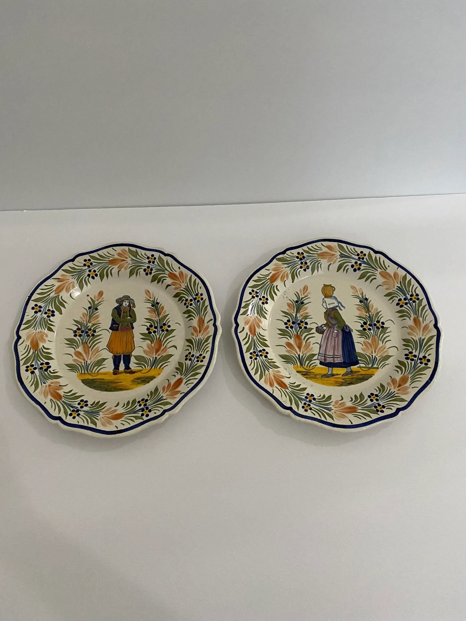 Pair of Vintage Italian Handpainted Faience Plates - 3