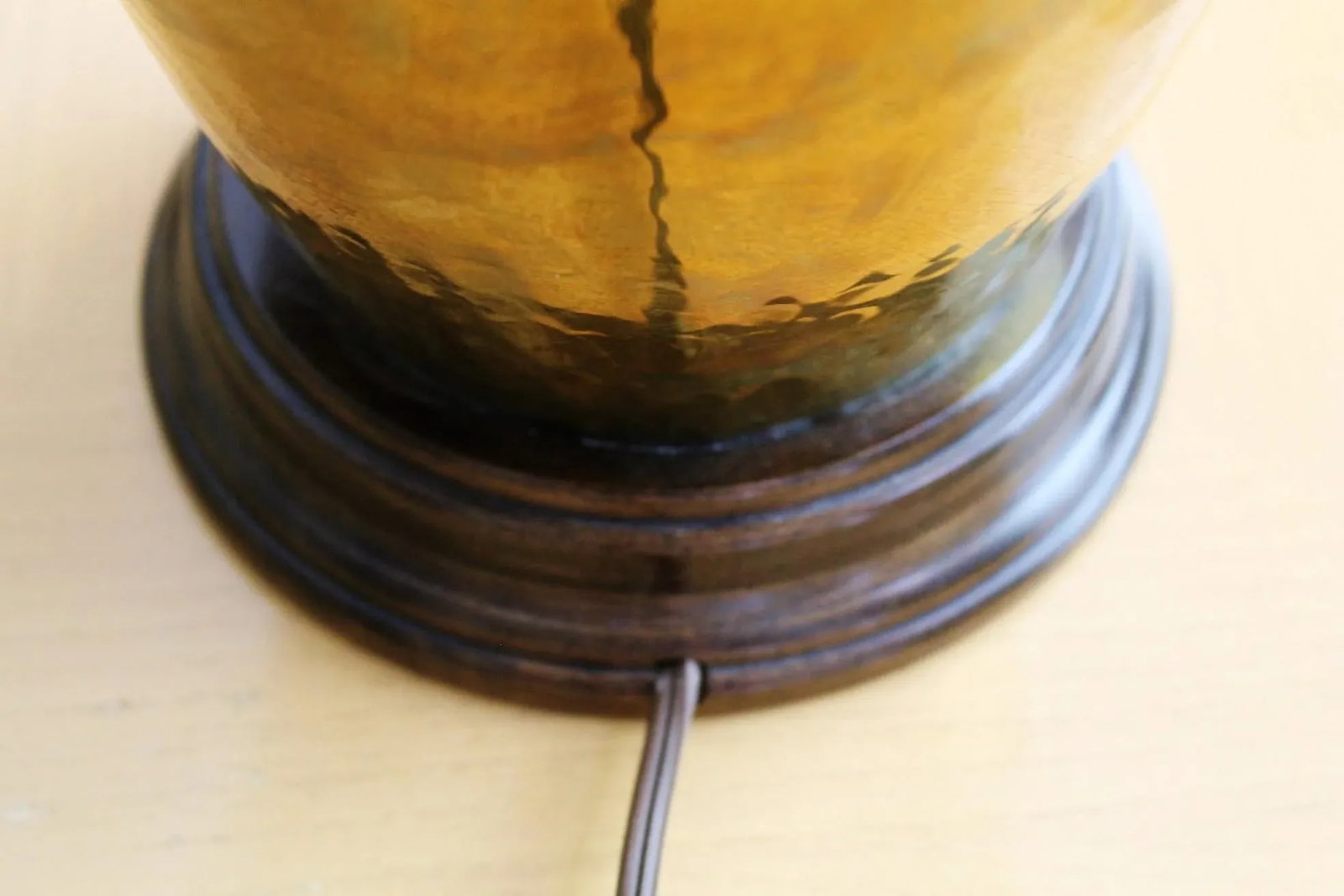 Late 20th Century Hammered Brass Chinese Table Lamp and Silk Shade - 4