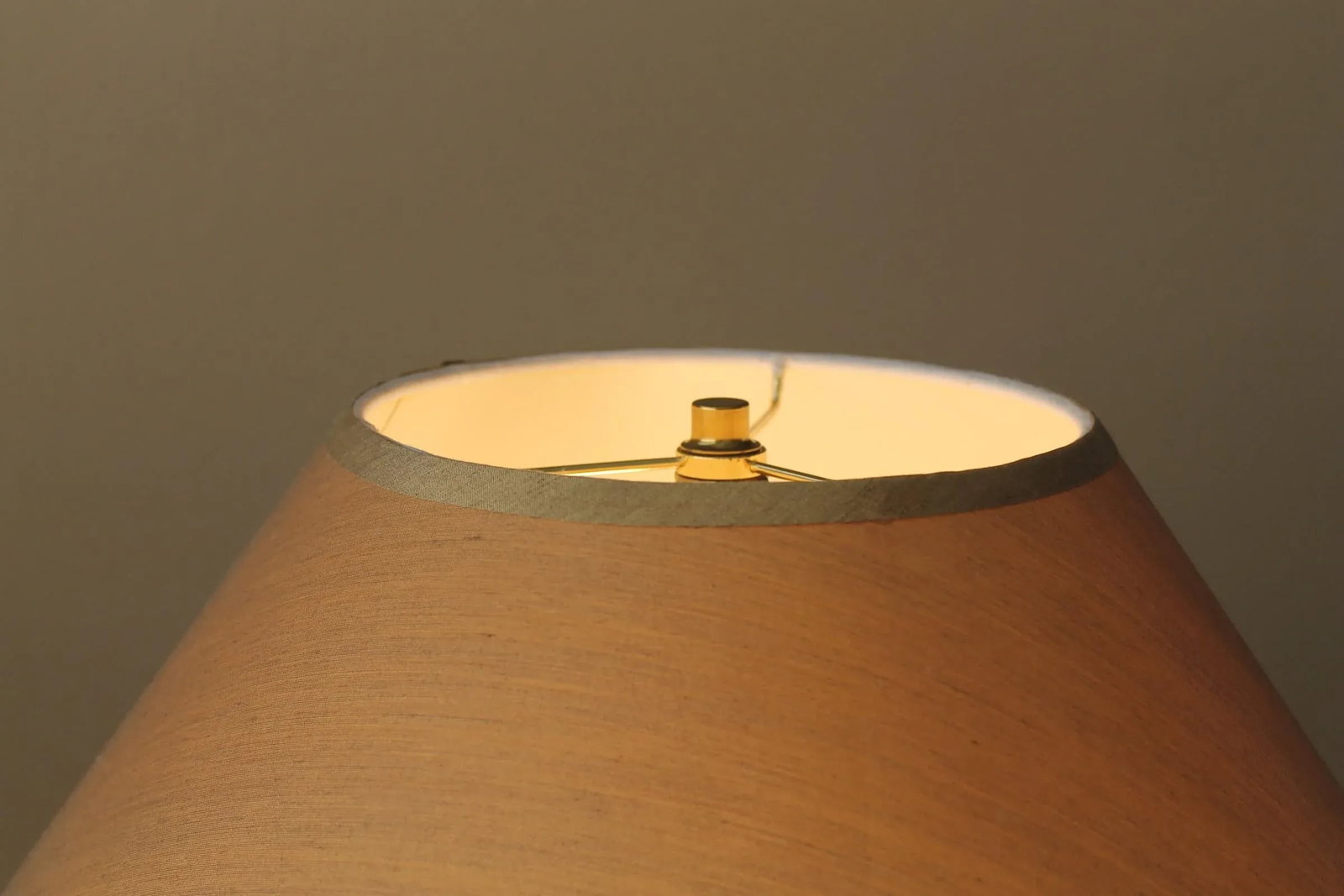 Late 20th Century Hammered Brass Chinese Table Lamp and Silk Shade - 5