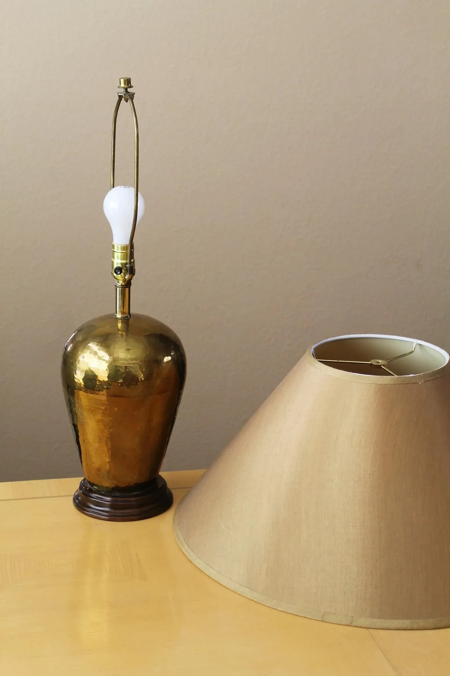 Late 20th Century Hammered Brass Chinese Table Lamp and Silk Shade - 8