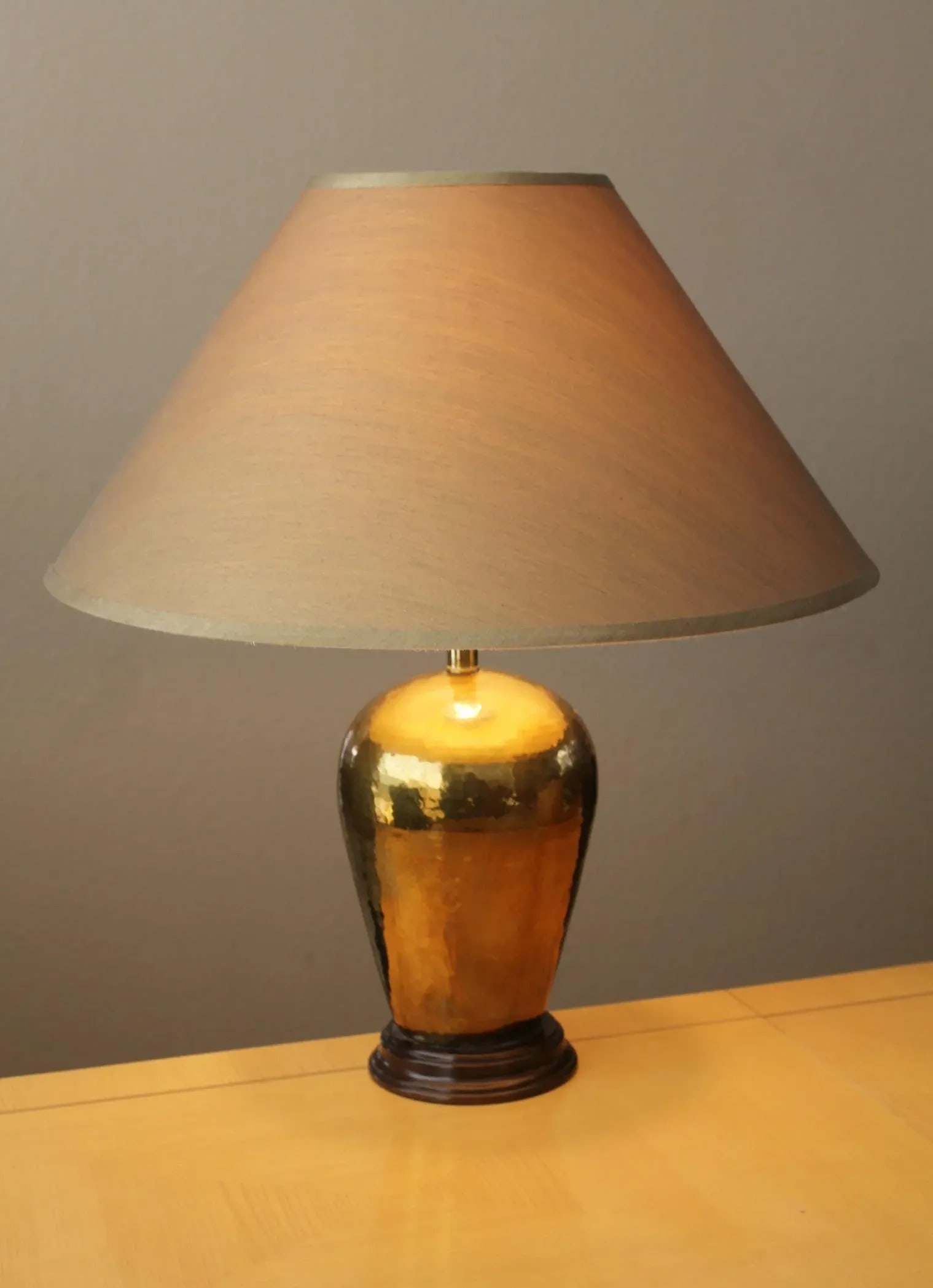 Late 20th Century Hammered Brass Chinese Table Lamp and Silk Shade - 9