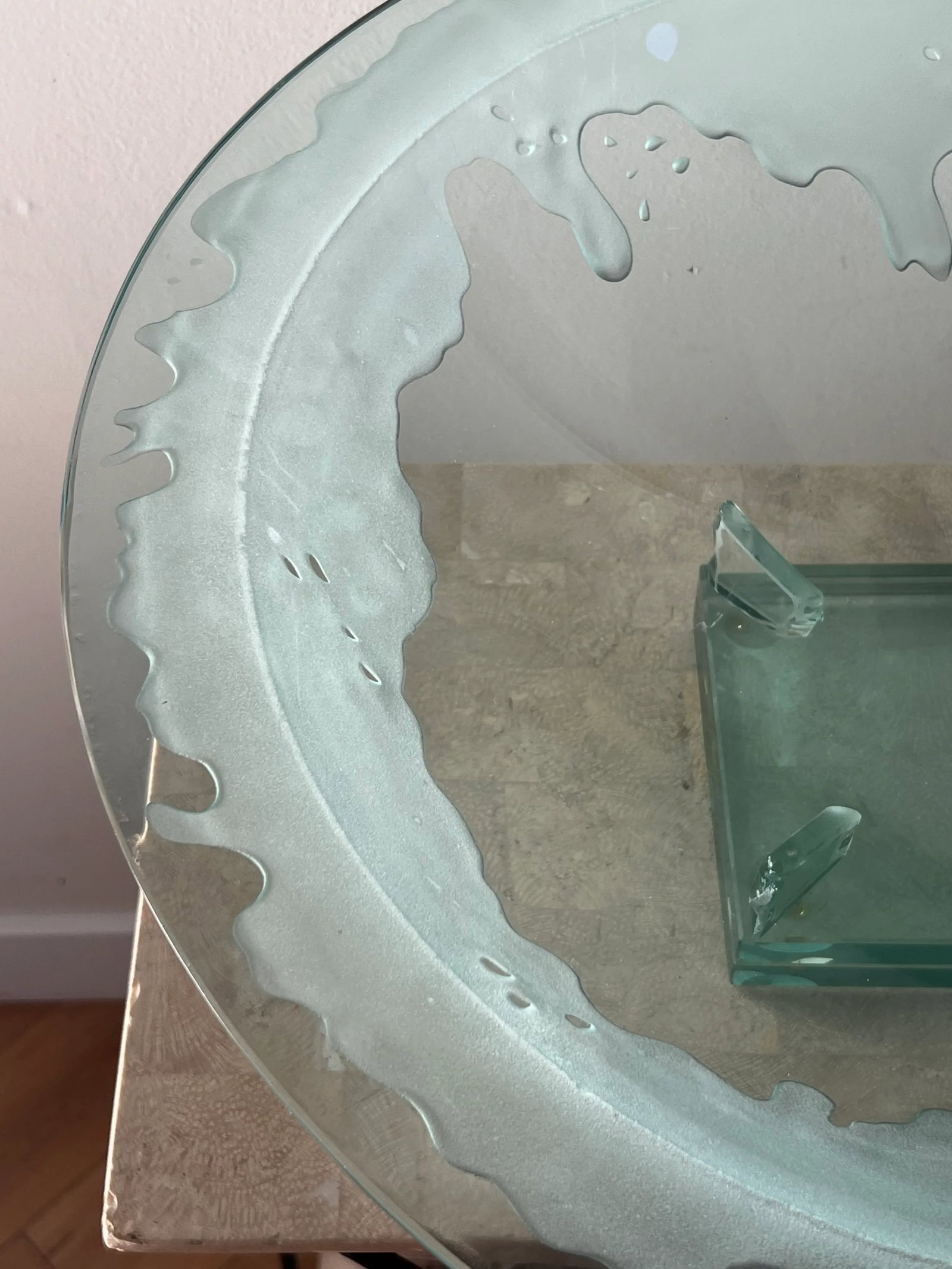 Monumental Art Glass Platter With Frosted Motif, on Plinth, Late 20th Century - 10