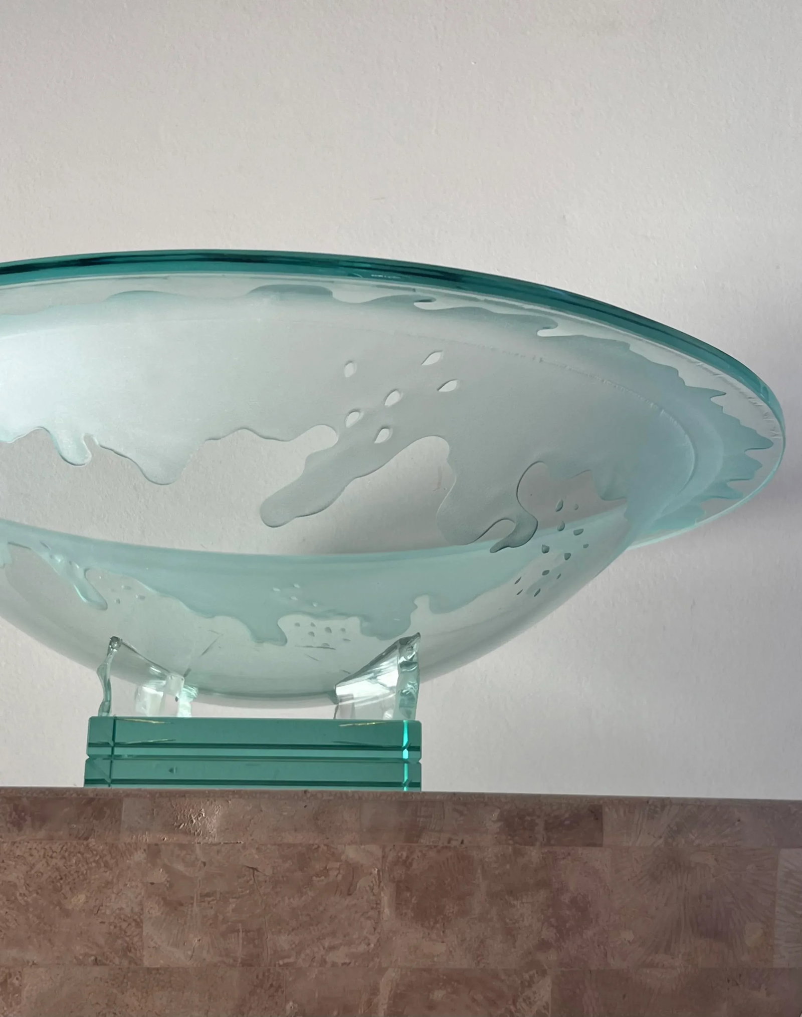 Monumental Art Glass Platter With Frosted Motif, on Plinth, Late 20th Century - 11