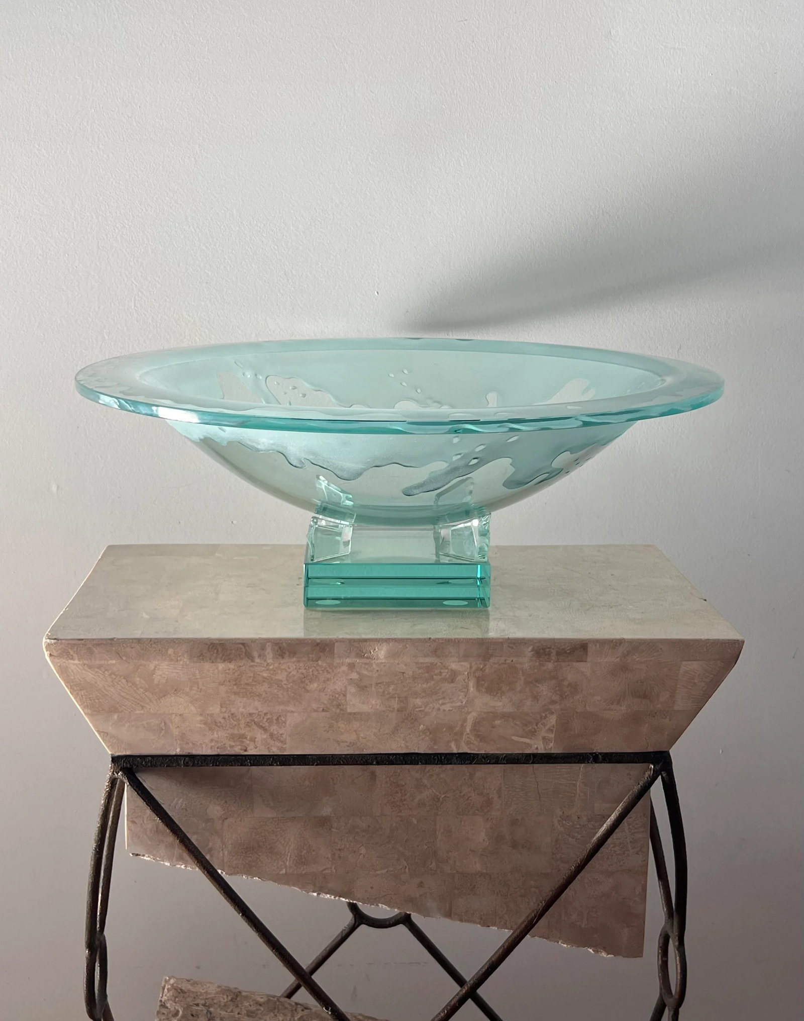 Monumental Art Glass Platter With Frosted Motif, on Plinth, Late 20th Century - 12