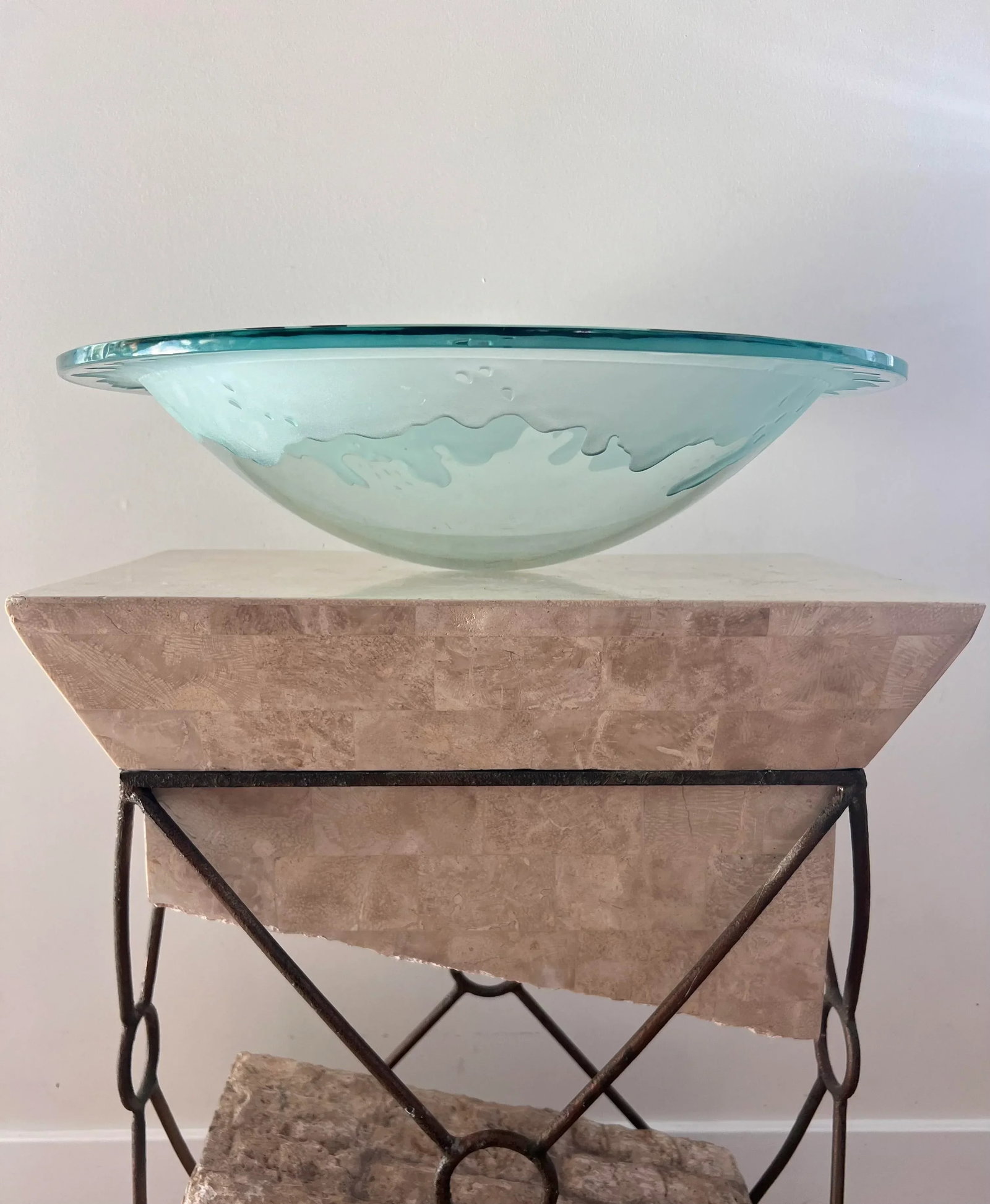 Monumental Art Glass Platter With Frosted Motif, on Plinth, Late 20th Century - 5