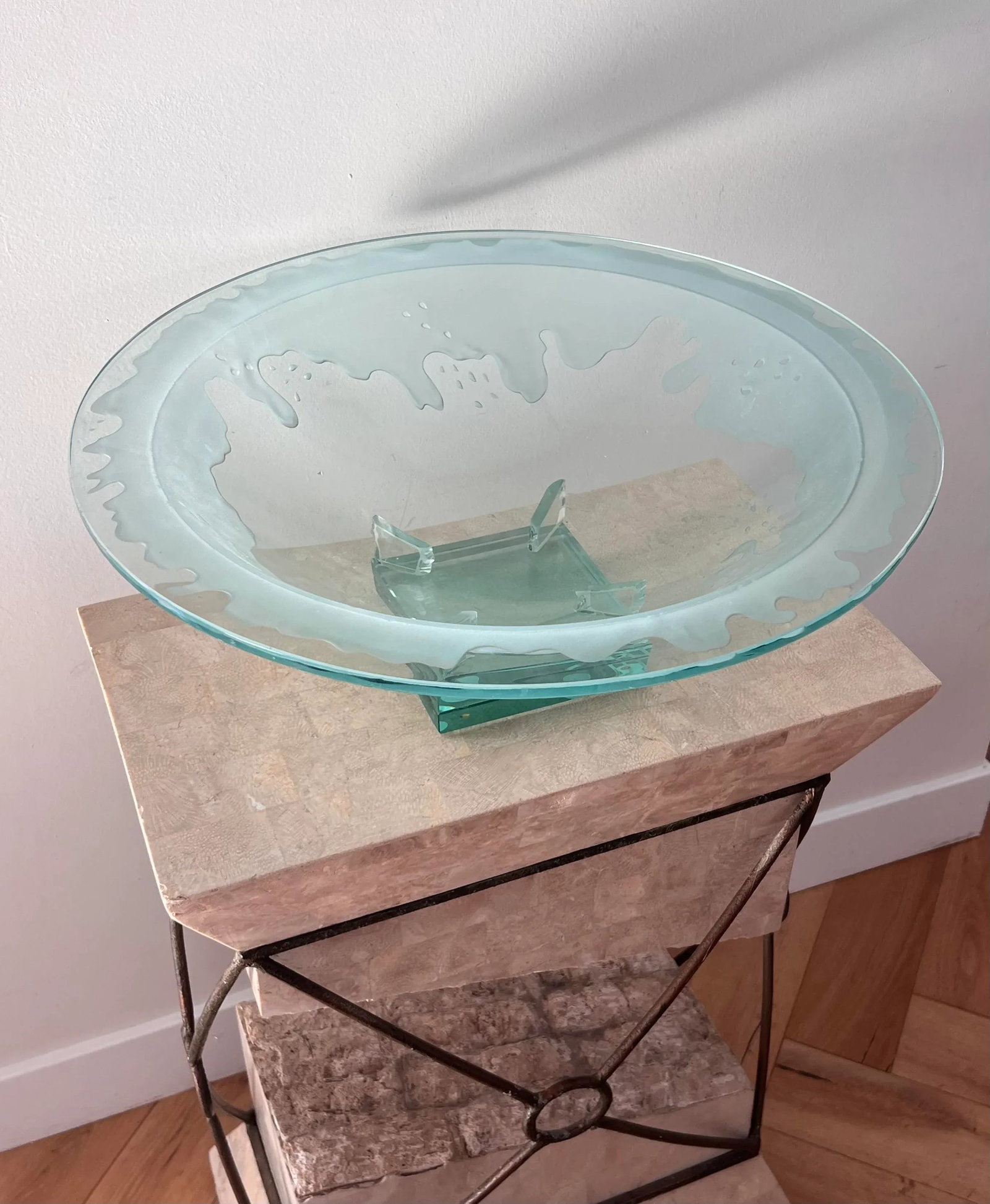 Monumental Art Glass Platter With Frosted Motif, on Plinth, Late 20th Century - 8