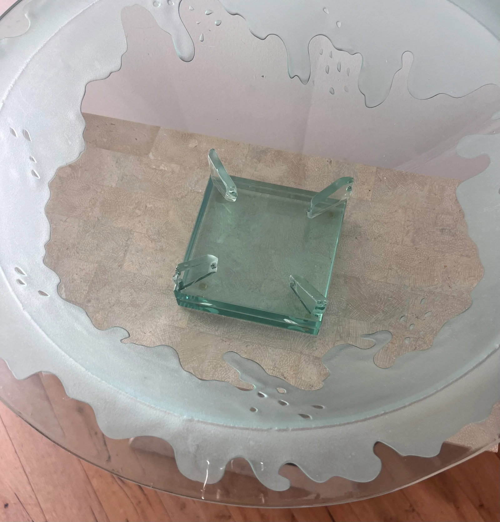 Monumental Art Glass Platter With Frosted Motif, on Plinth, Late 20th Century - 9