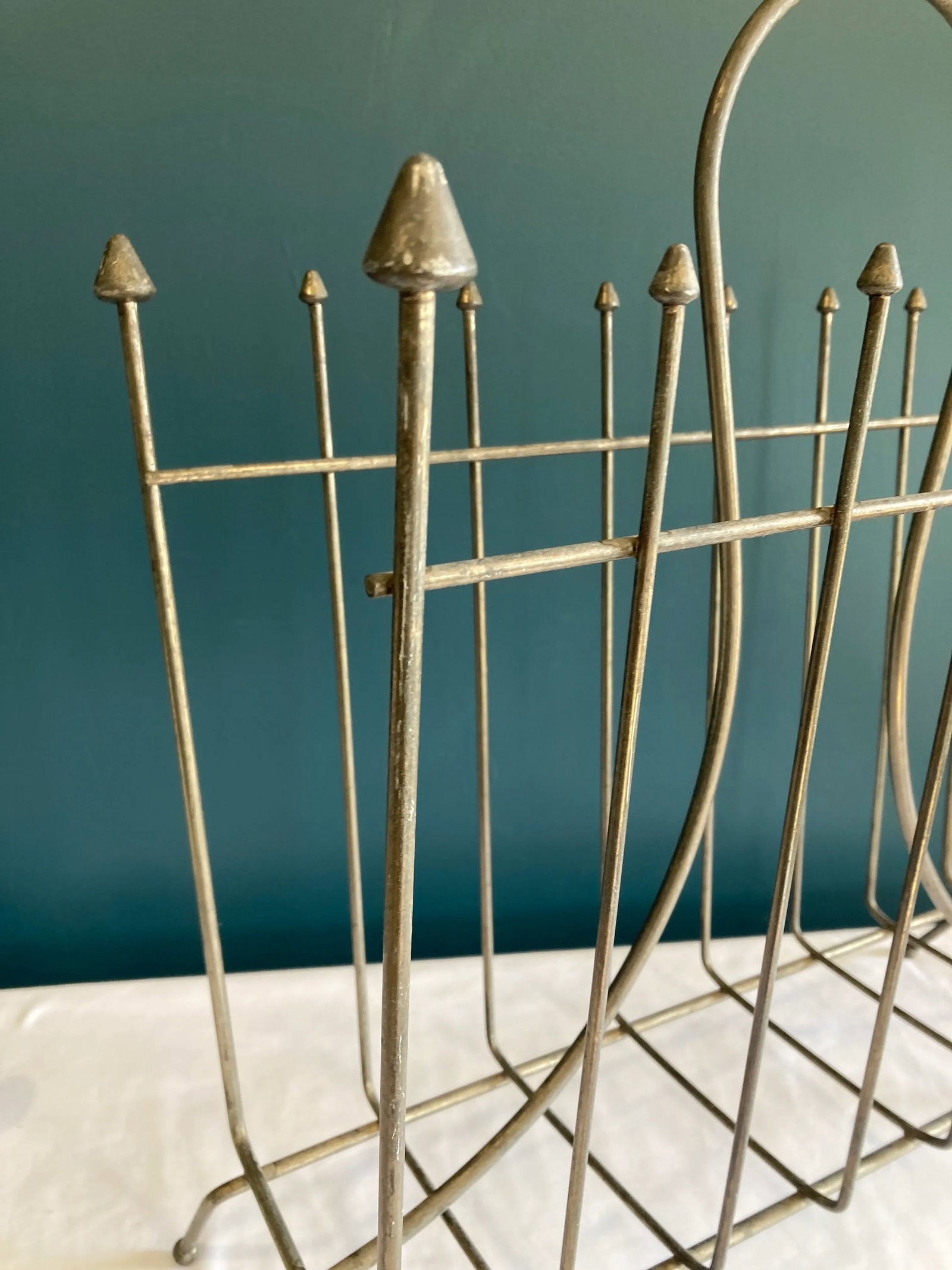 Vintage Mid-Century Wire Magazine Rack With Decorative Arrow Finials - 2