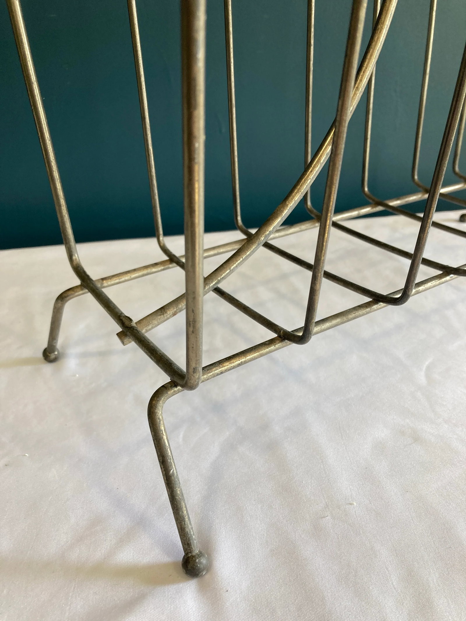 Vintage Mid-Century Wire Magazine Rack With Decorative Arrow Finials - 3