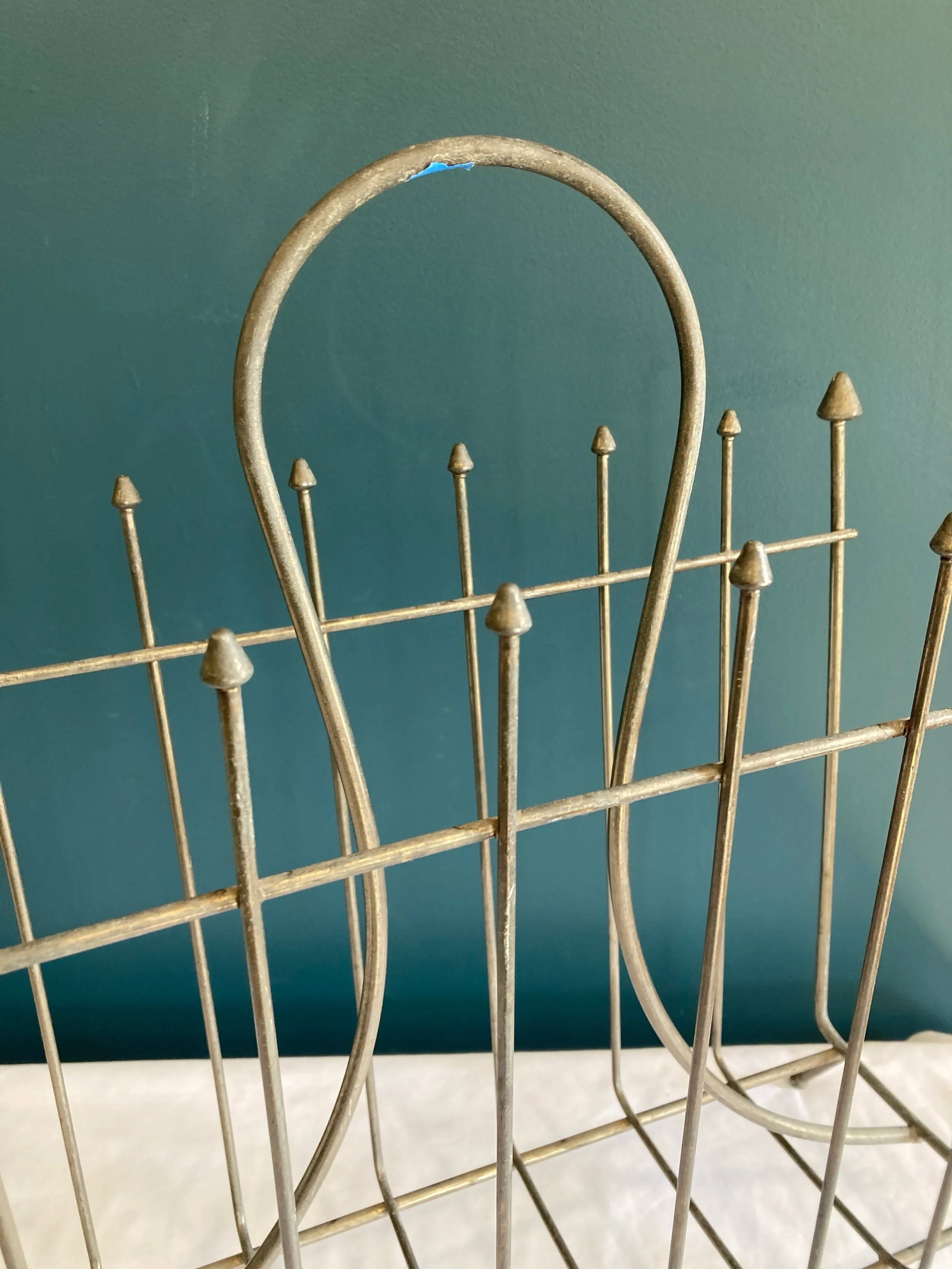 Vintage Mid-Century Wire Magazine Rack With Decorative Arrow Finials - 4