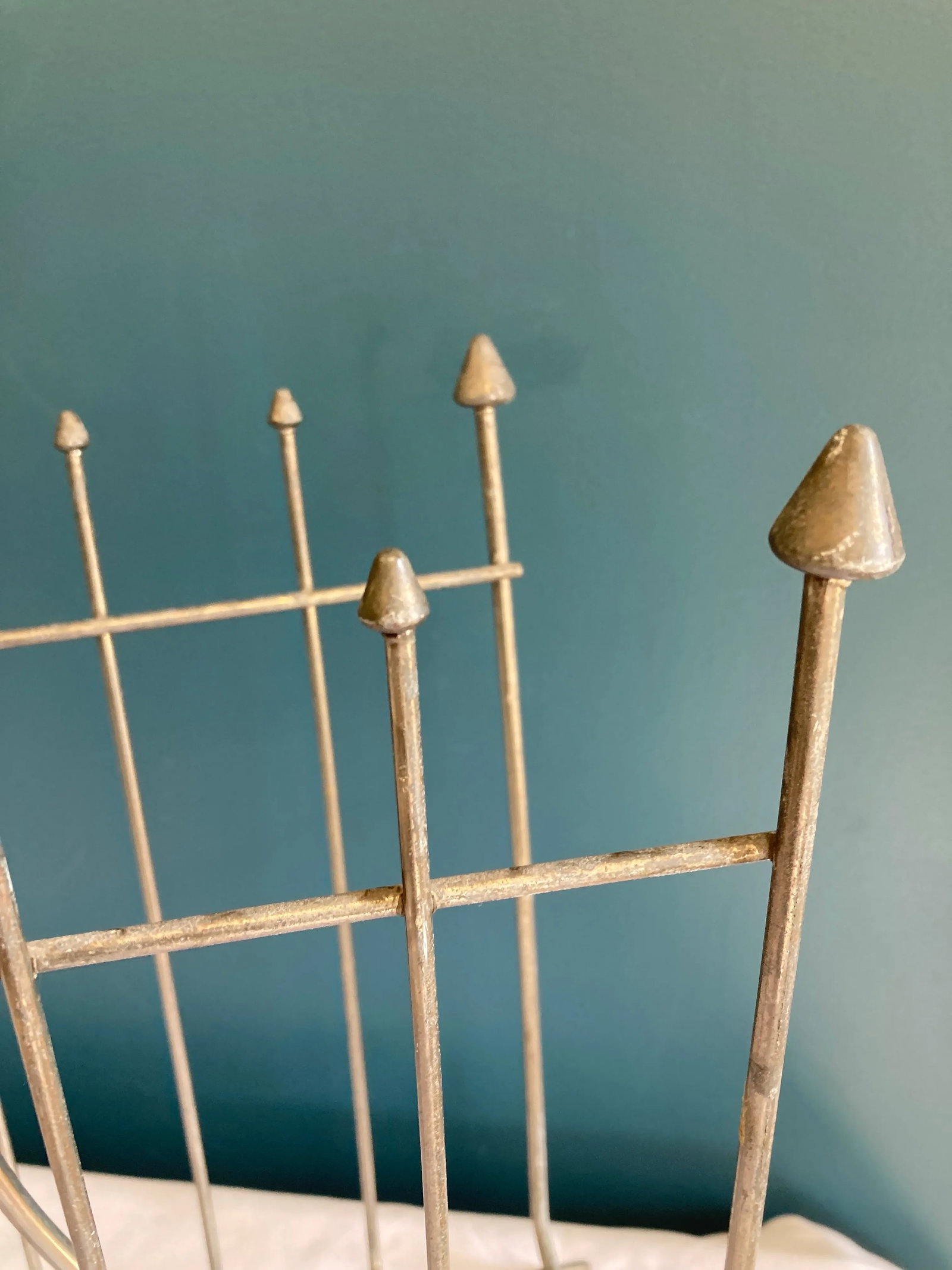 Vintage Mid-Century Wire Magazine Rack With Decorative Arrow Finials - 5