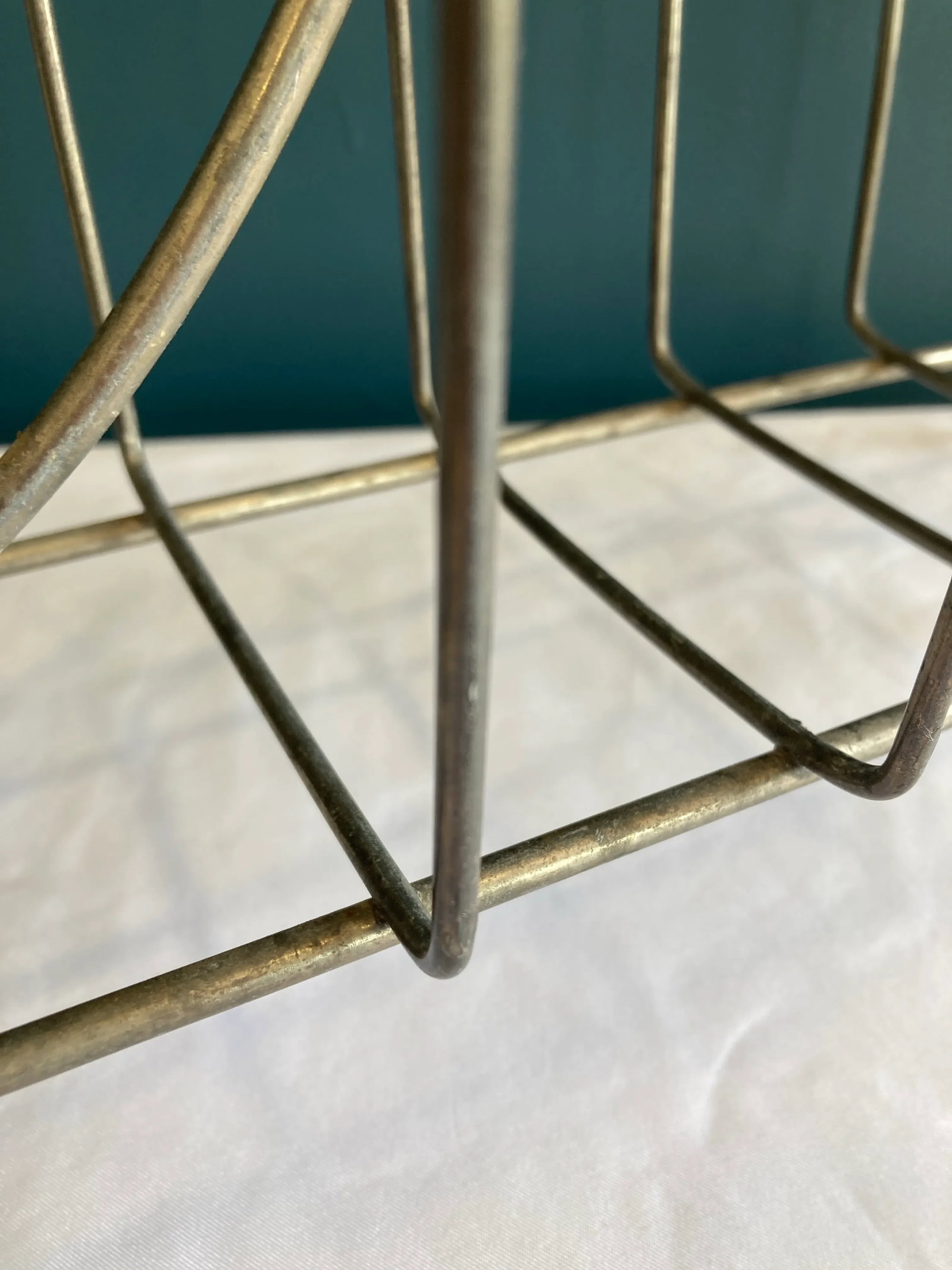 Vintage Mid-Century Wire Magazine Rack With Decorative Arrow Finials - 6