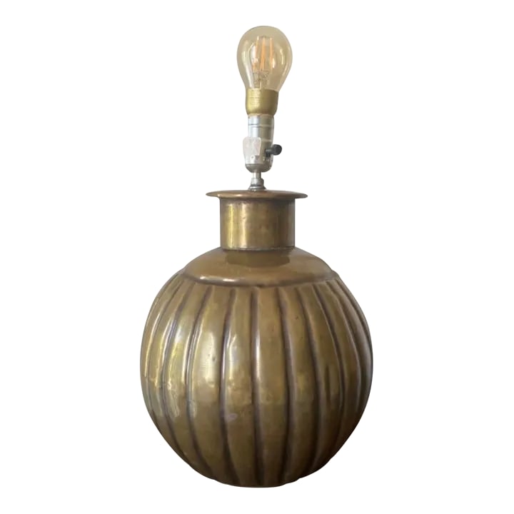 1970s Ribbed Melon Ball Table Lamp: This vintage table lamp is stunning. It appears to be made from tin and has an aged brass finish. It has been expertly hammered to achieve a unique ribbed ball design. Light bulb not included. Conditi