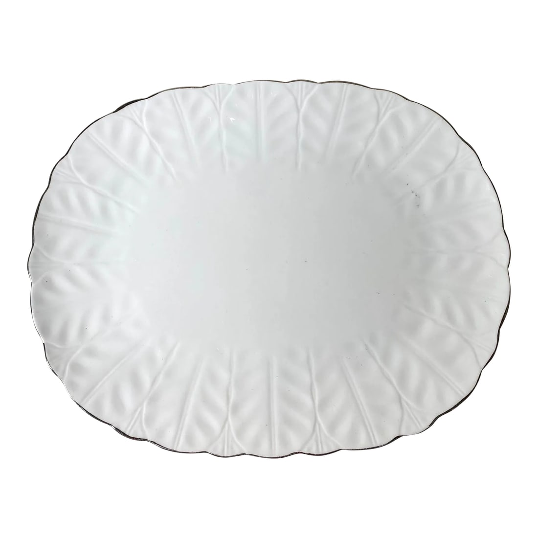 1980s Aynsley John England "Spring Crocus" Large Serving Platter - Rectangular, Glossy White, Crocus: The Aynsley, John England "Spring Crocus" Large Serving Platter stands out with its rectangular shape with rounded corners, a rarity in this collection where most platters are oval. The glossy white