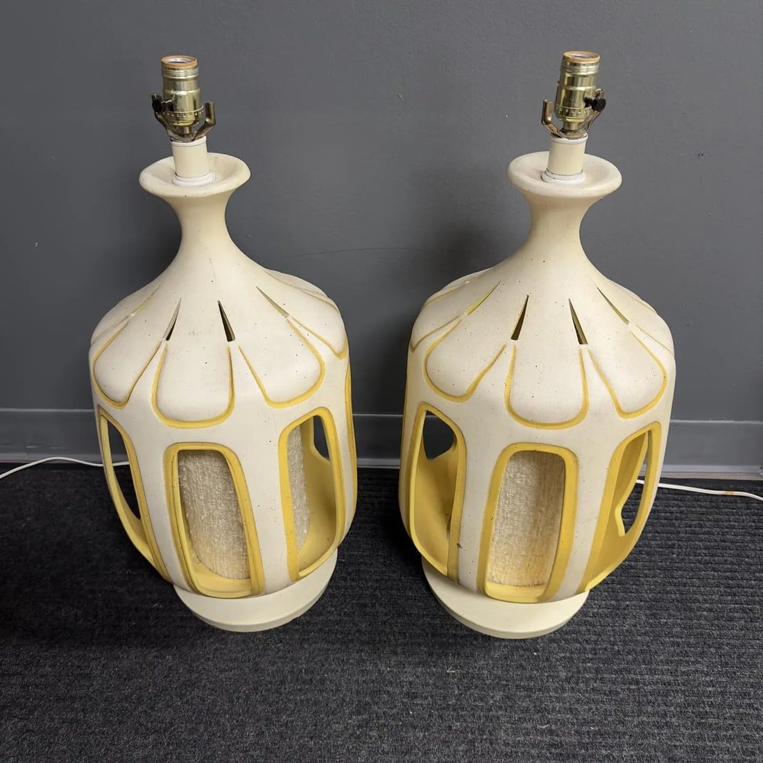 Miid-Century Large Scale Ceramic Lamps Yellow Ivory Large Scale Hollywood Regency Pop Atomic - 2