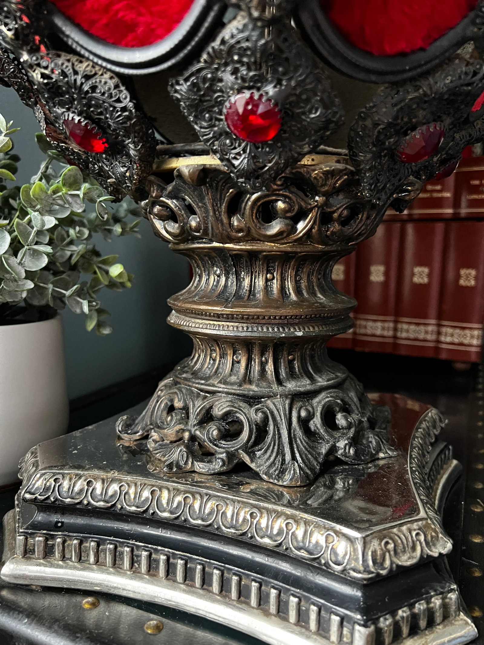 Mid 20th Century Falkenstein Victorian Gothic Revival Red and Black Table Lamp - 11