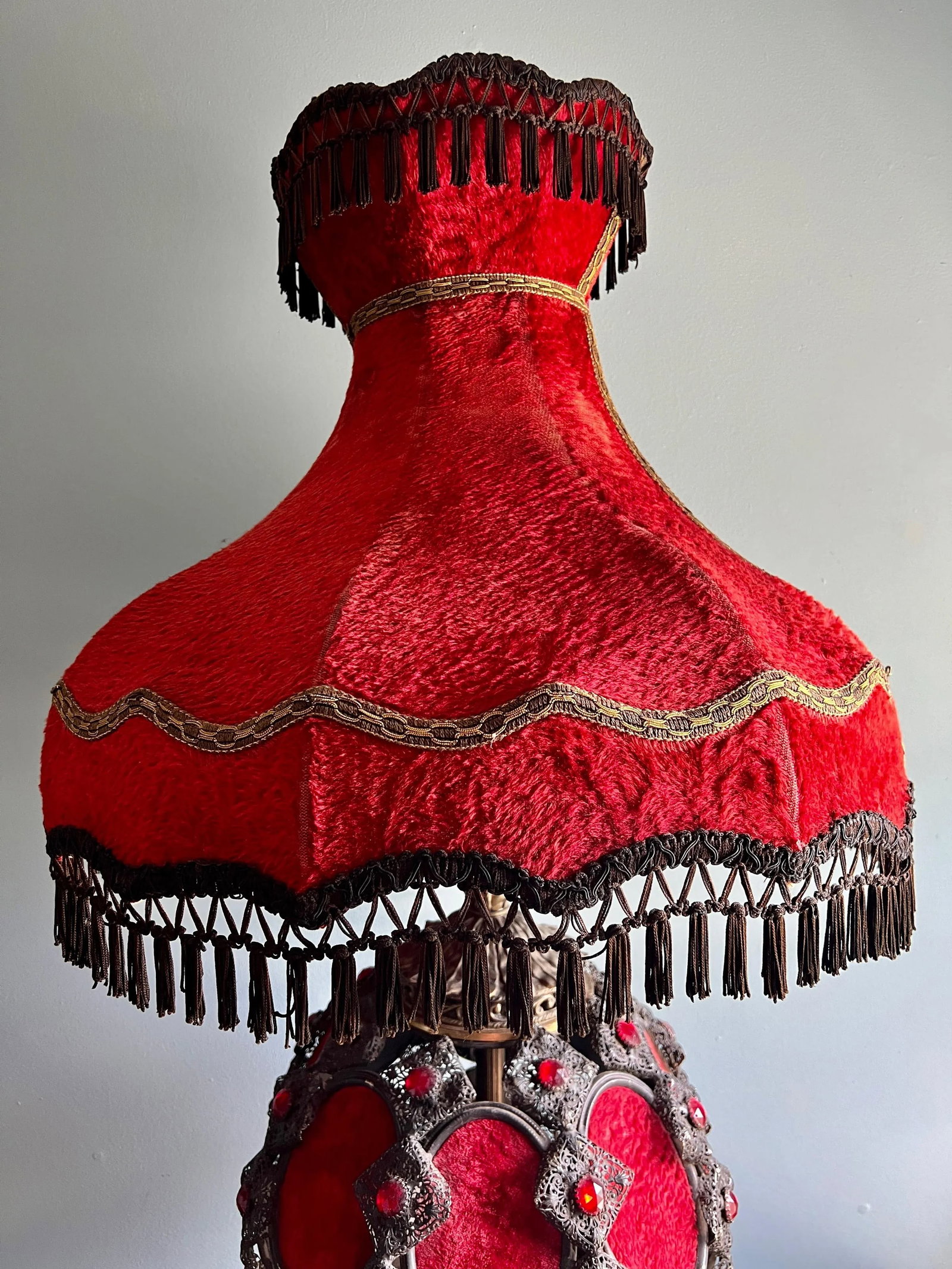 Mid 20th Century Falkenstein Victorian Gothic Revival Red and Black Table Lamp - 2