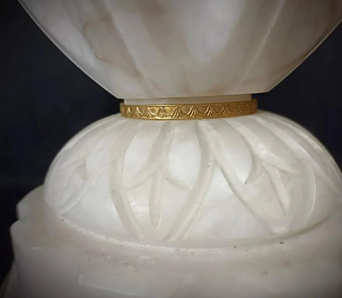 Antique Lamp Base in Alabaster and Brass With Lampshade - 4