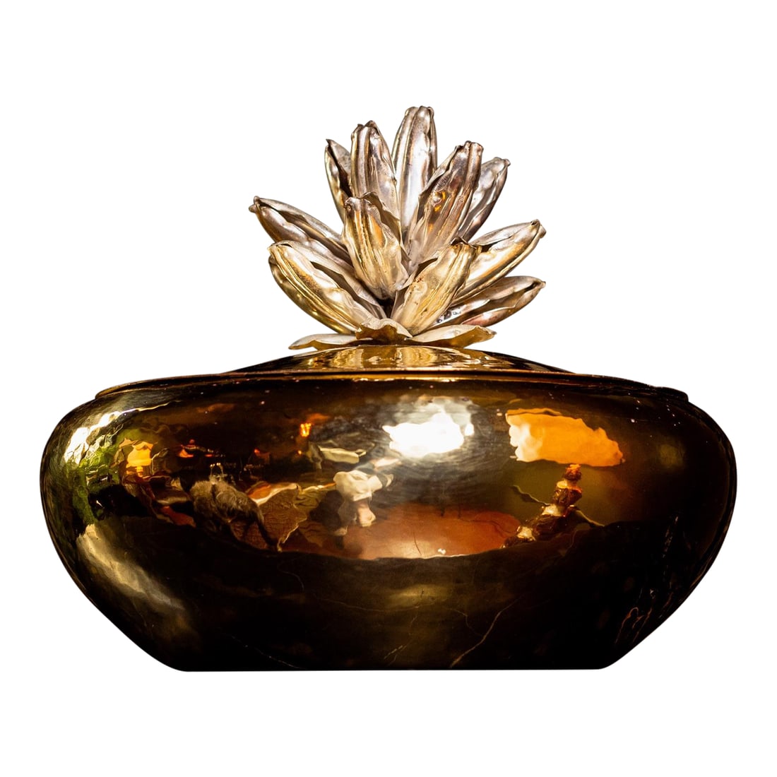 1970s Flavio Gil Brass Ice Bucket: Made it Italy designed by Flavio Gil, this hammered brass ice bucket is a work of art. The interior bowl is removable and made of ceramic. An absolute showstopper. Condition: Alterations: Original