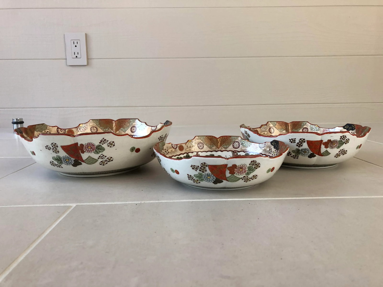19th Century Japanese Hand Painted Round Kutani Nesting Bowls - Set of 3 - 4