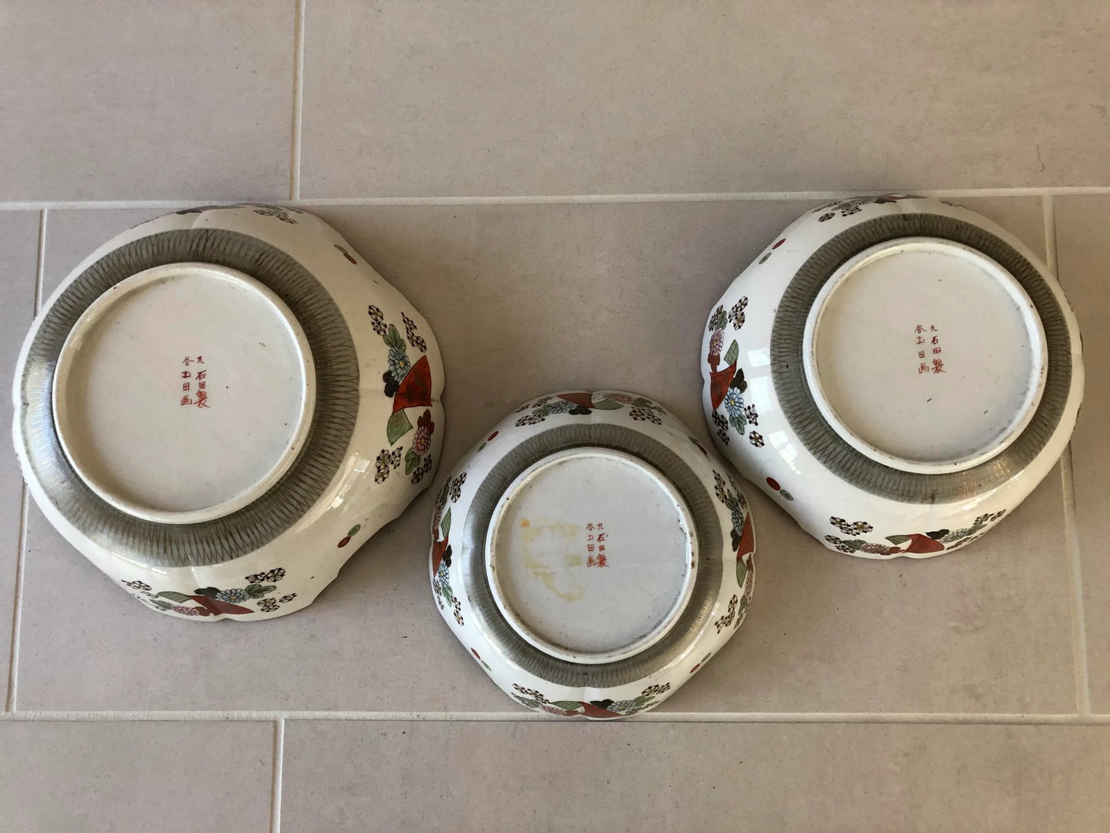 19th Century Japanese Hand Painted Round Kutani Nesting Bowls - Set of 3 - 6
