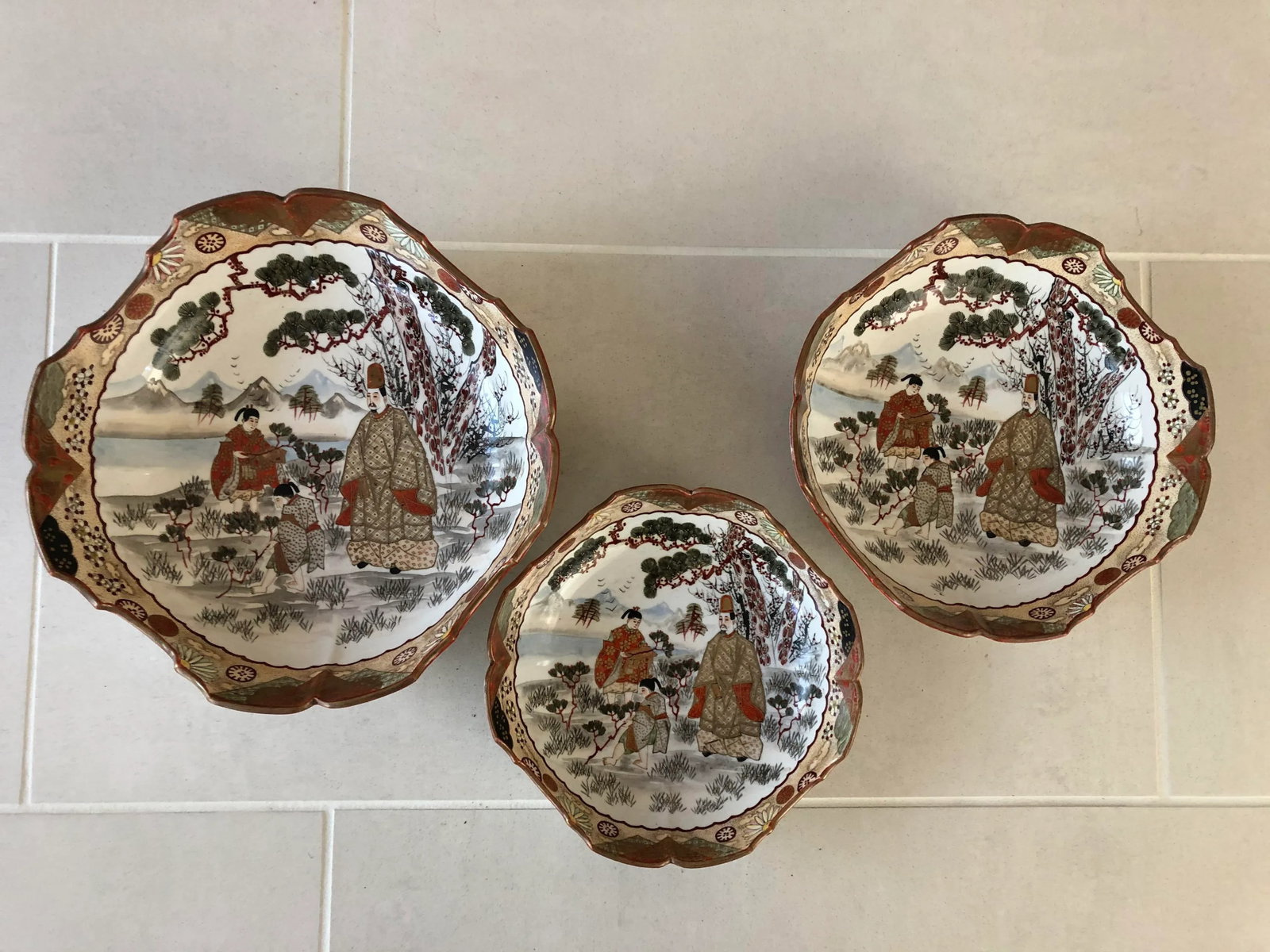 19th Century Japanese Hand Painted Round Kutani Nesting Bowls - Set of 3 - 9