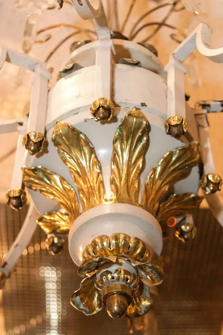 A Rustic Painted Metal and Gilt 8 Arm Chandelier - 3