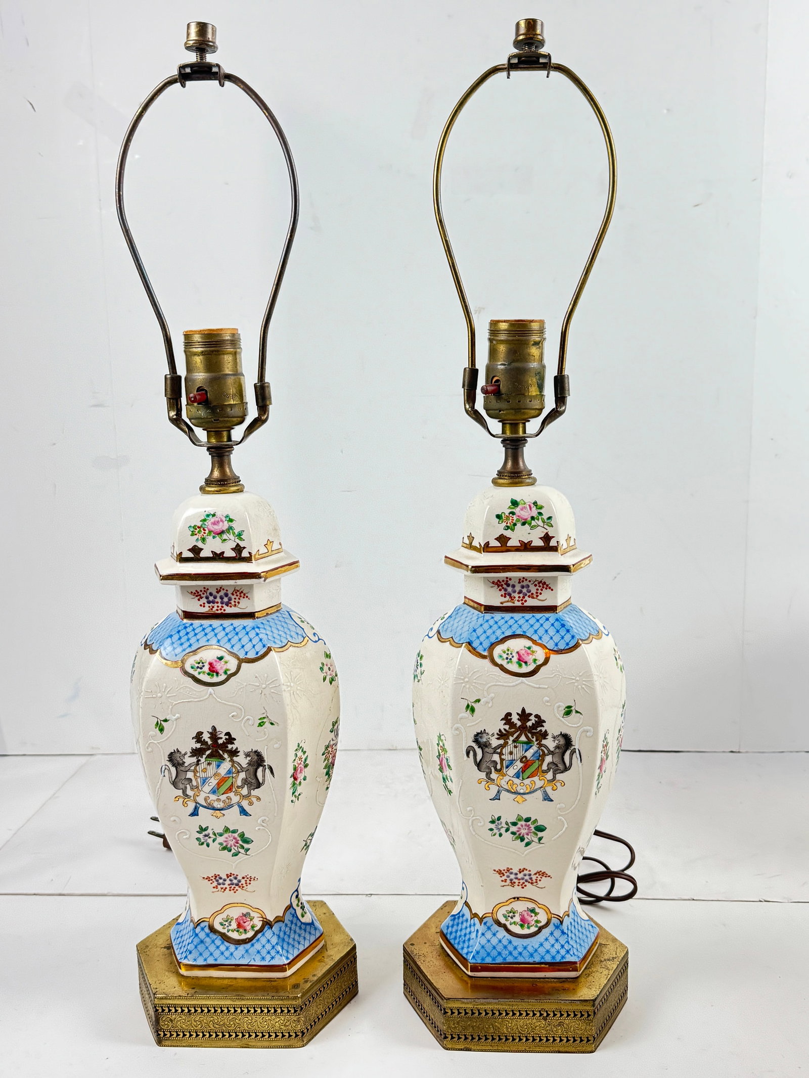 Mid 20th Century Pair of Vintage Hand Painted Porcelain Table Lamps With Lion Crest and Brass Base - 3