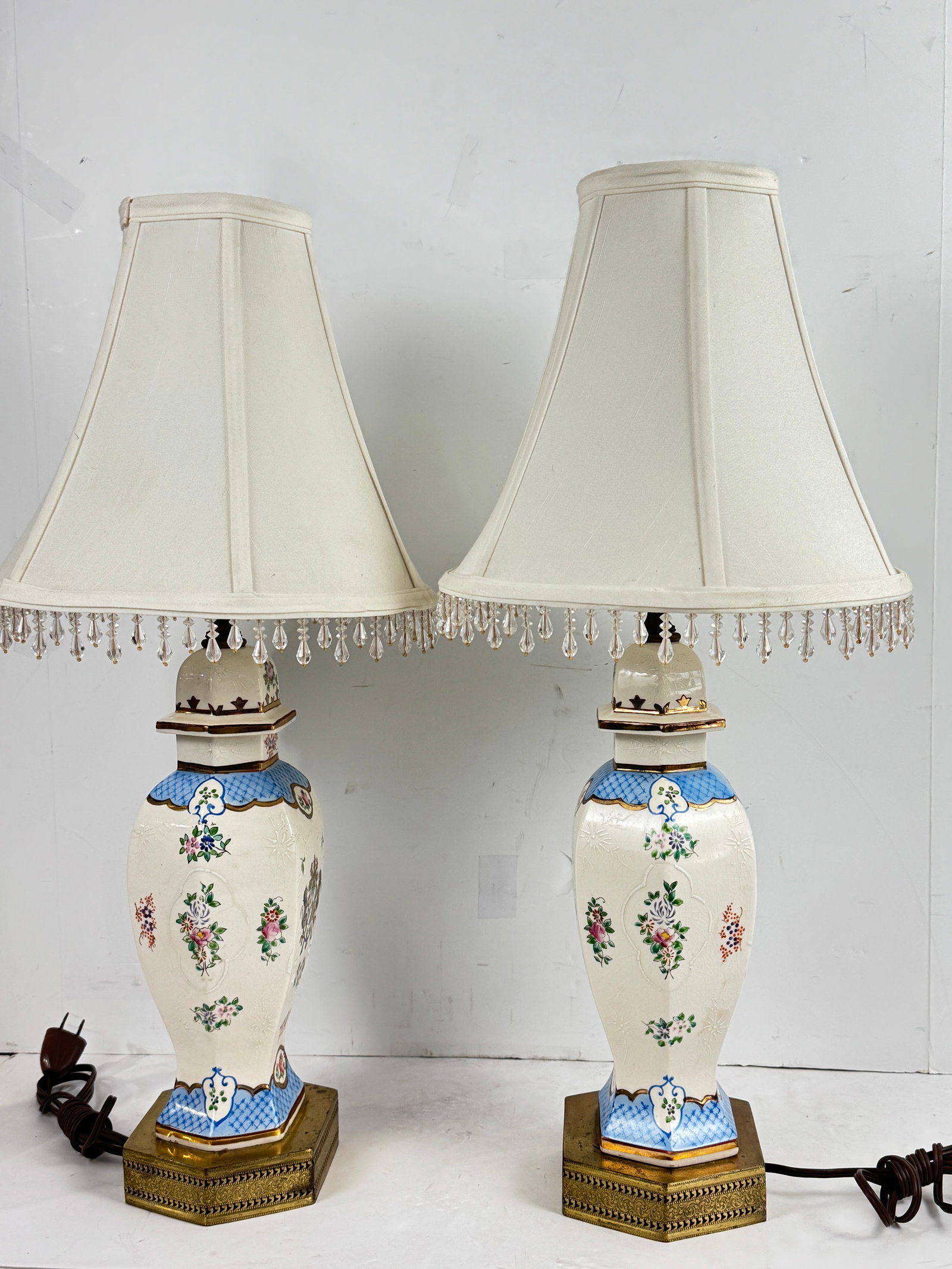Mid 20th Century Pair of Vintage Hand Painted Porcelain Table Lamps With Lion Crest and Brass Base - 4