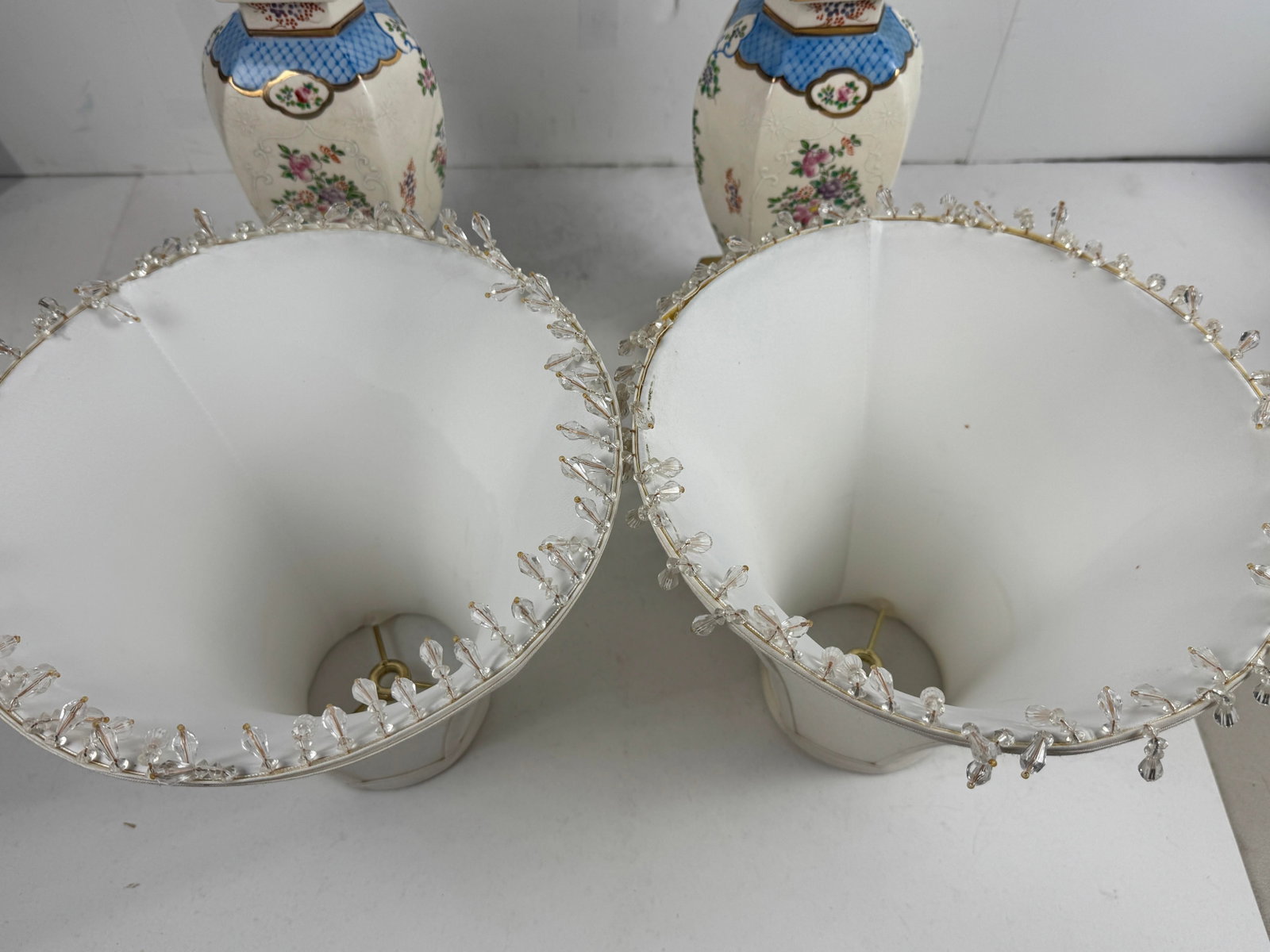 Mid 20th Century Pair of Vintage Hand Painted Porcelain Table Lamps With Lion Crest and Brass Base - 5