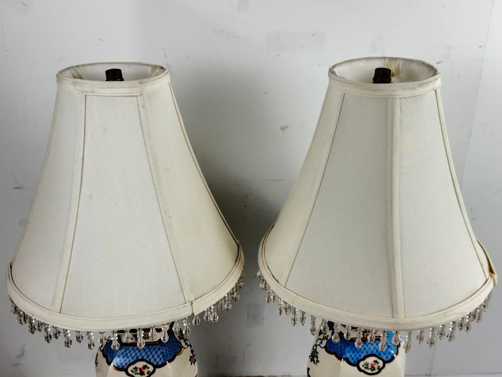 Mid 20th Century Pair of Vintage Hand Painted Porcelain Table Lamps With Lion Crest and Brass Base - 6
