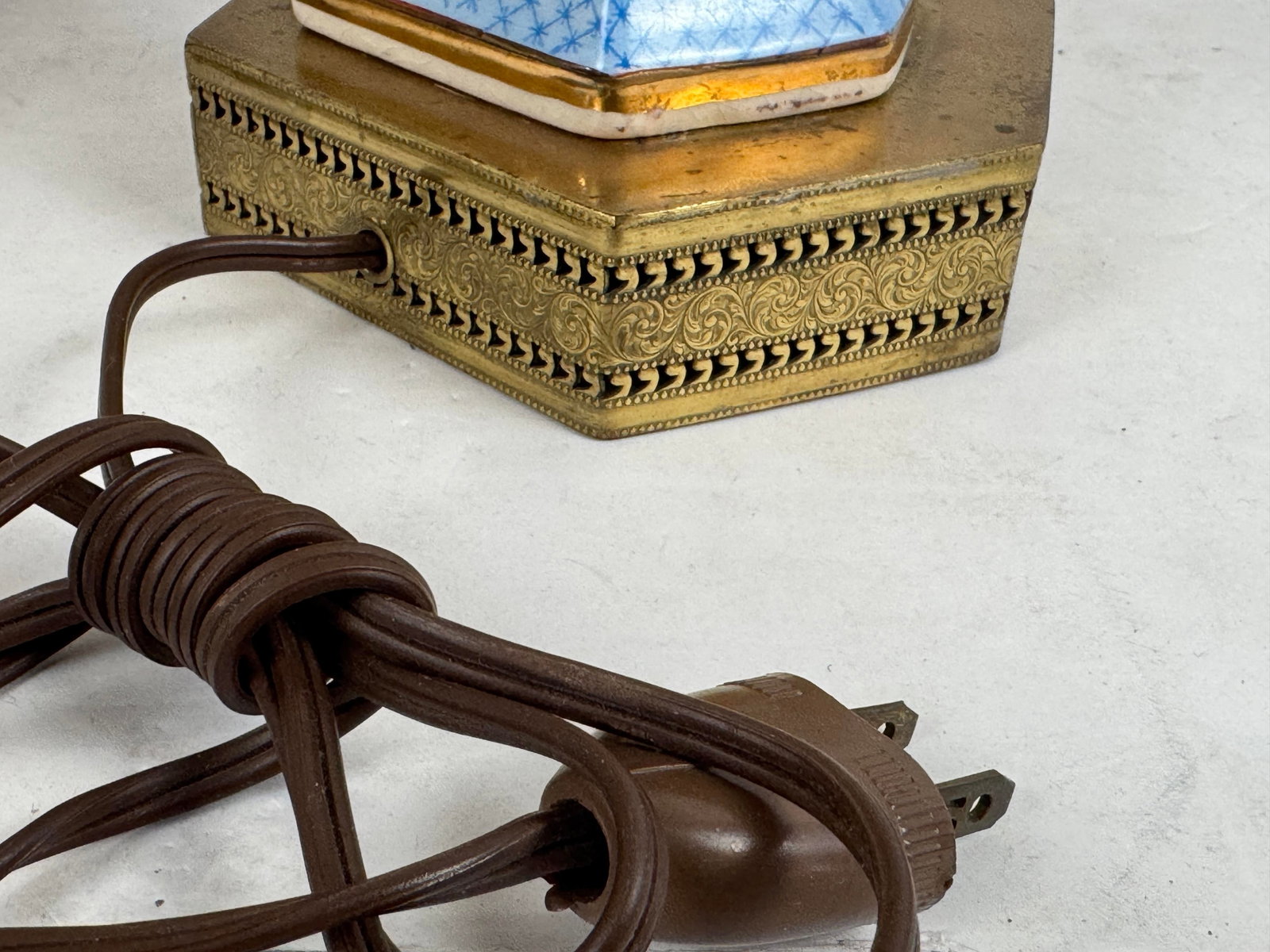 Mid 20th Century Pair of Vintage Hand Painted Porcelain Table Lamps With Lion Crest and Brass Base - 7