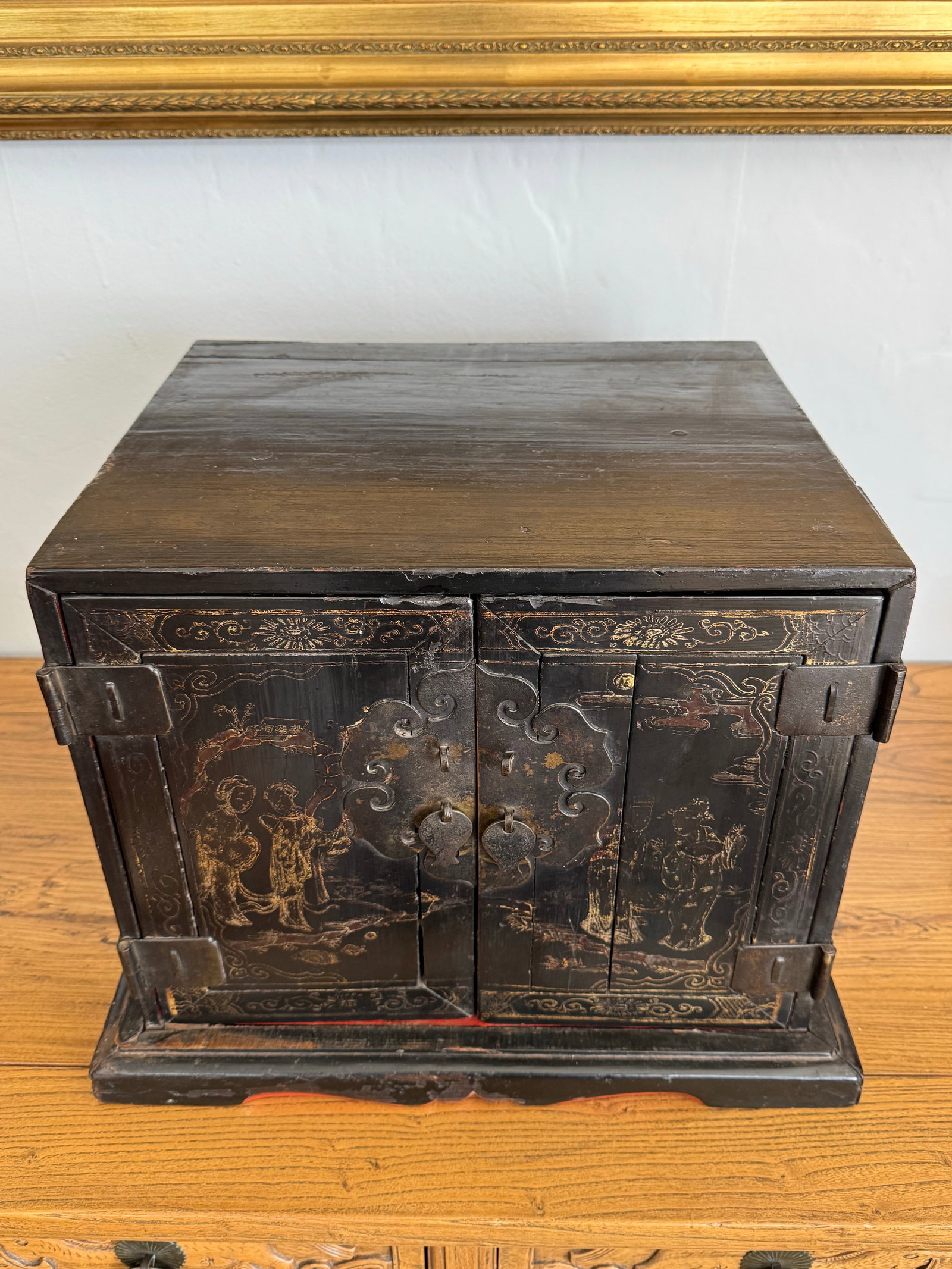 Antique Chinese Black Lacquer Jewelry Cabinet Gold Gilt Figural Chest - 2