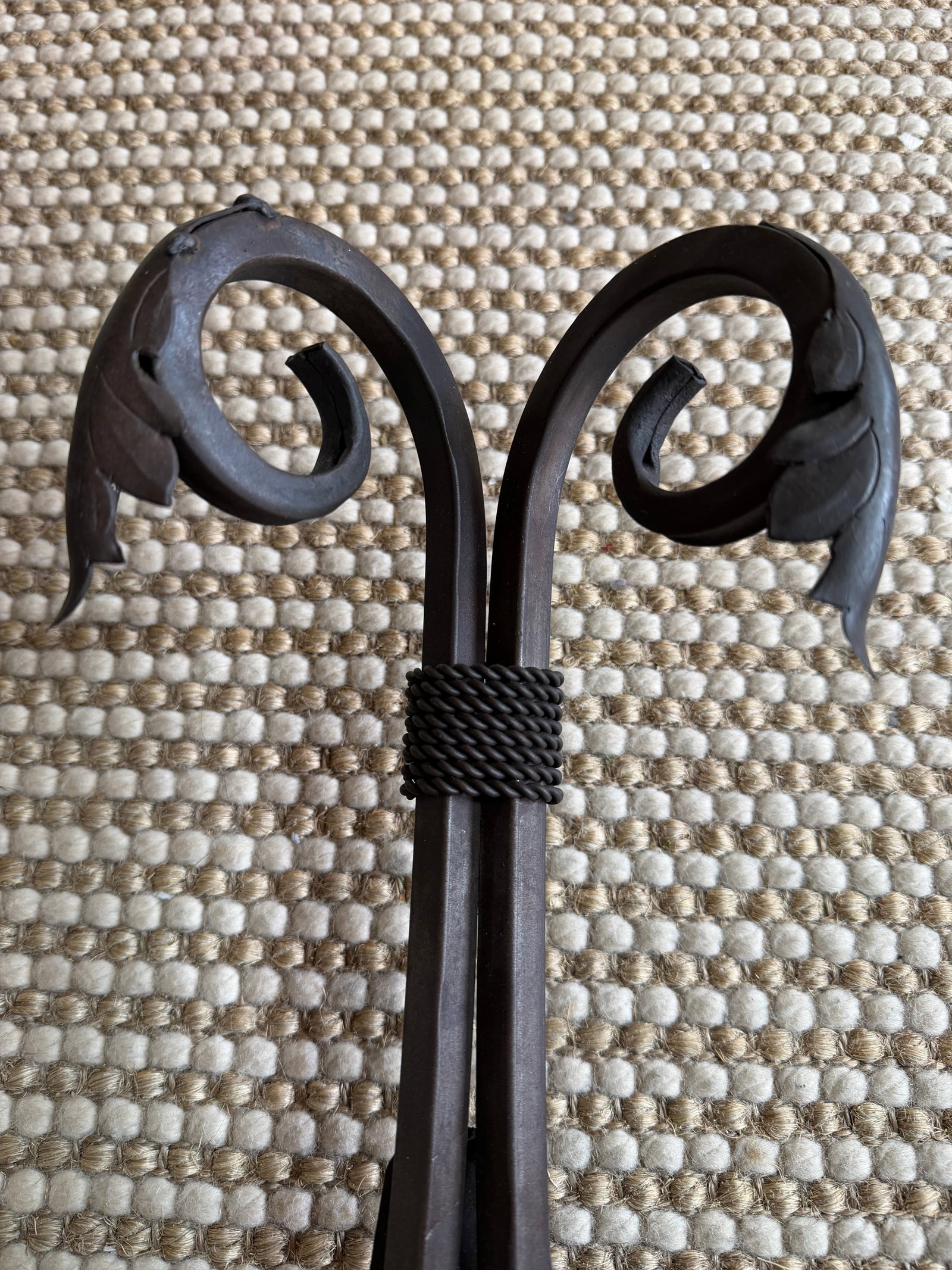 1990s 2 Light Iron Sconce With Leaf Motif - 2