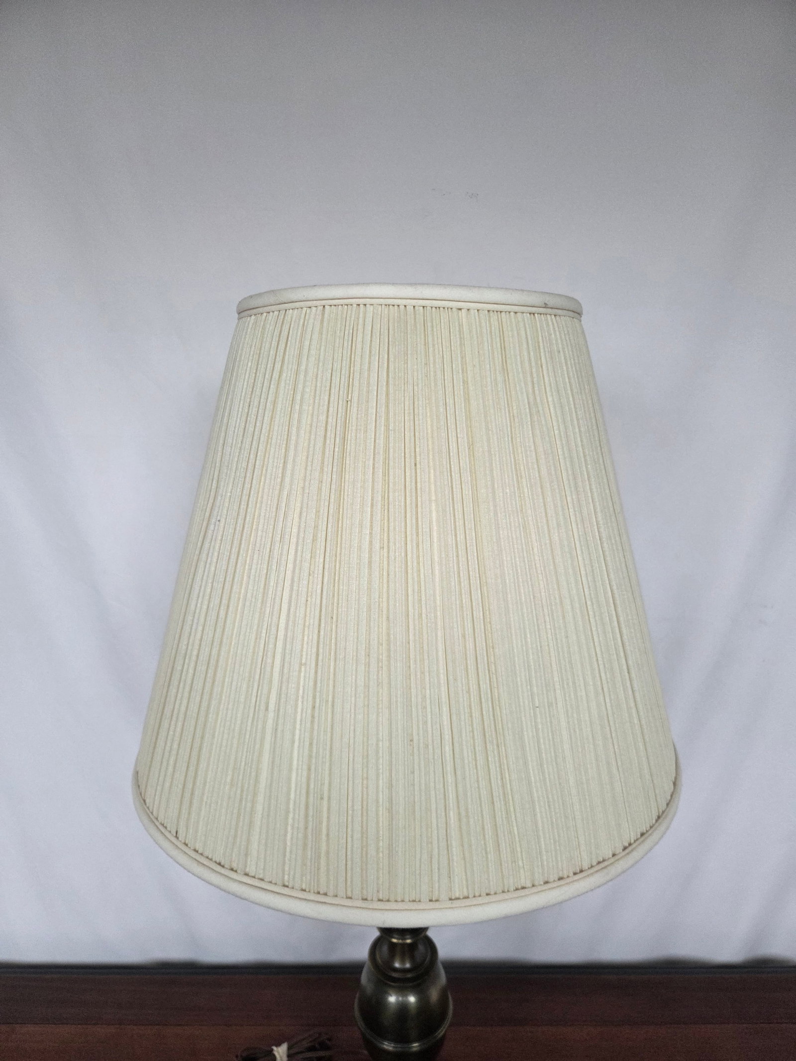 1960s Neoclassical Revival Brass Stiffel Baluster Table Lamp - 3