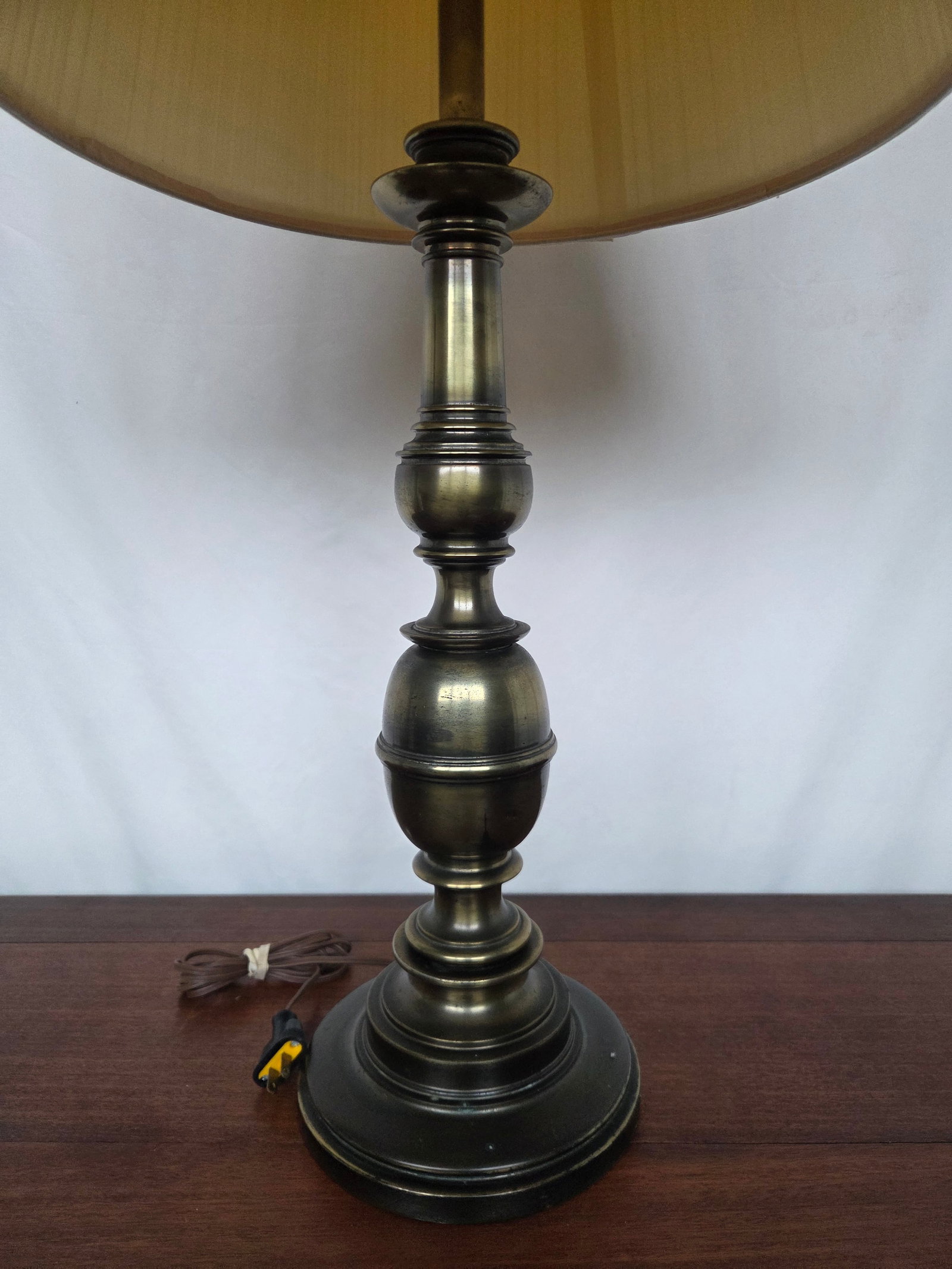 1960s Neoclassical Revival Brass Stiffel Baluster Table Lamp - 5
