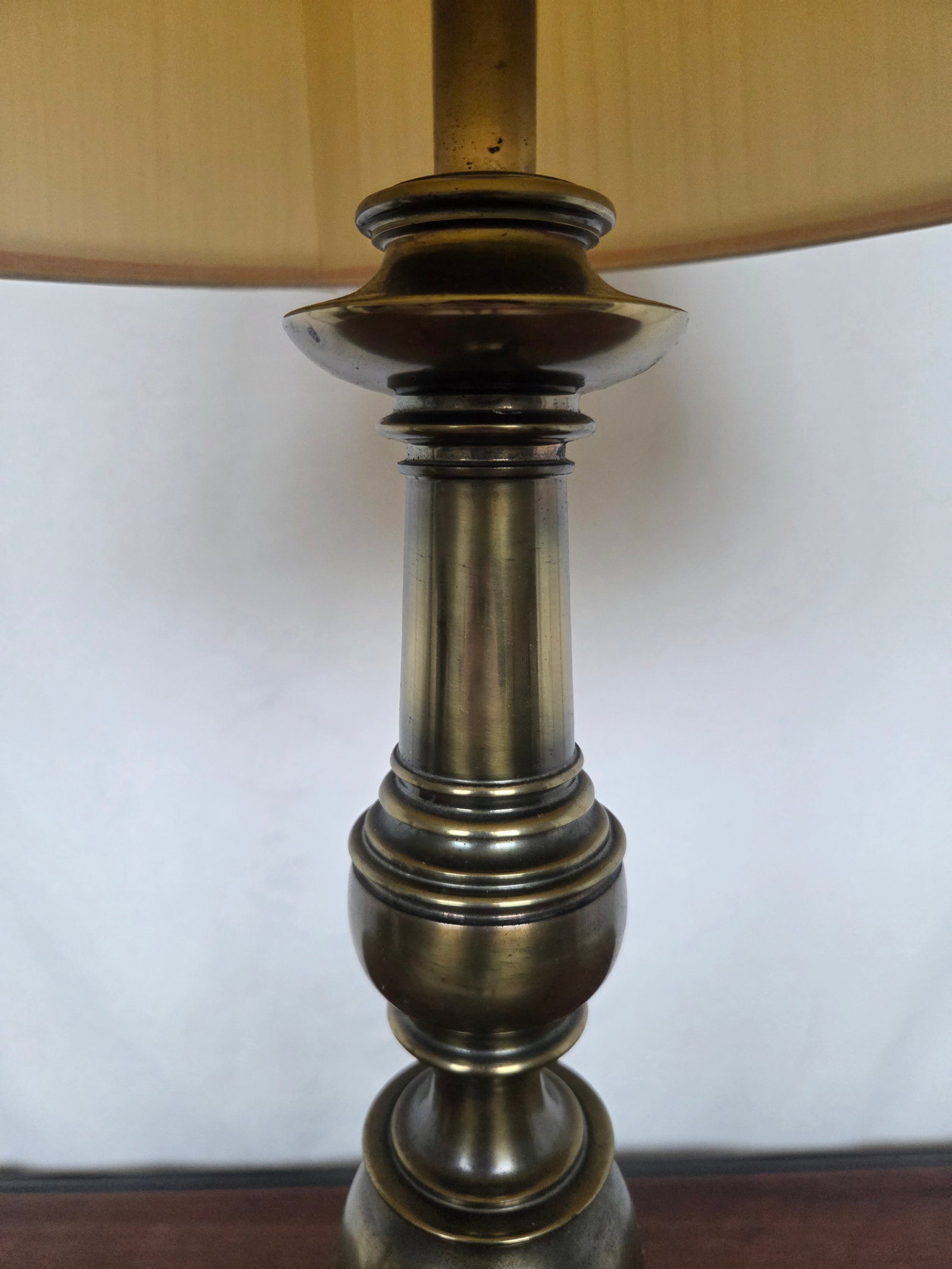 1960s Neoclassical Revival Brass Stiffel Baluster Table Lamp - 6