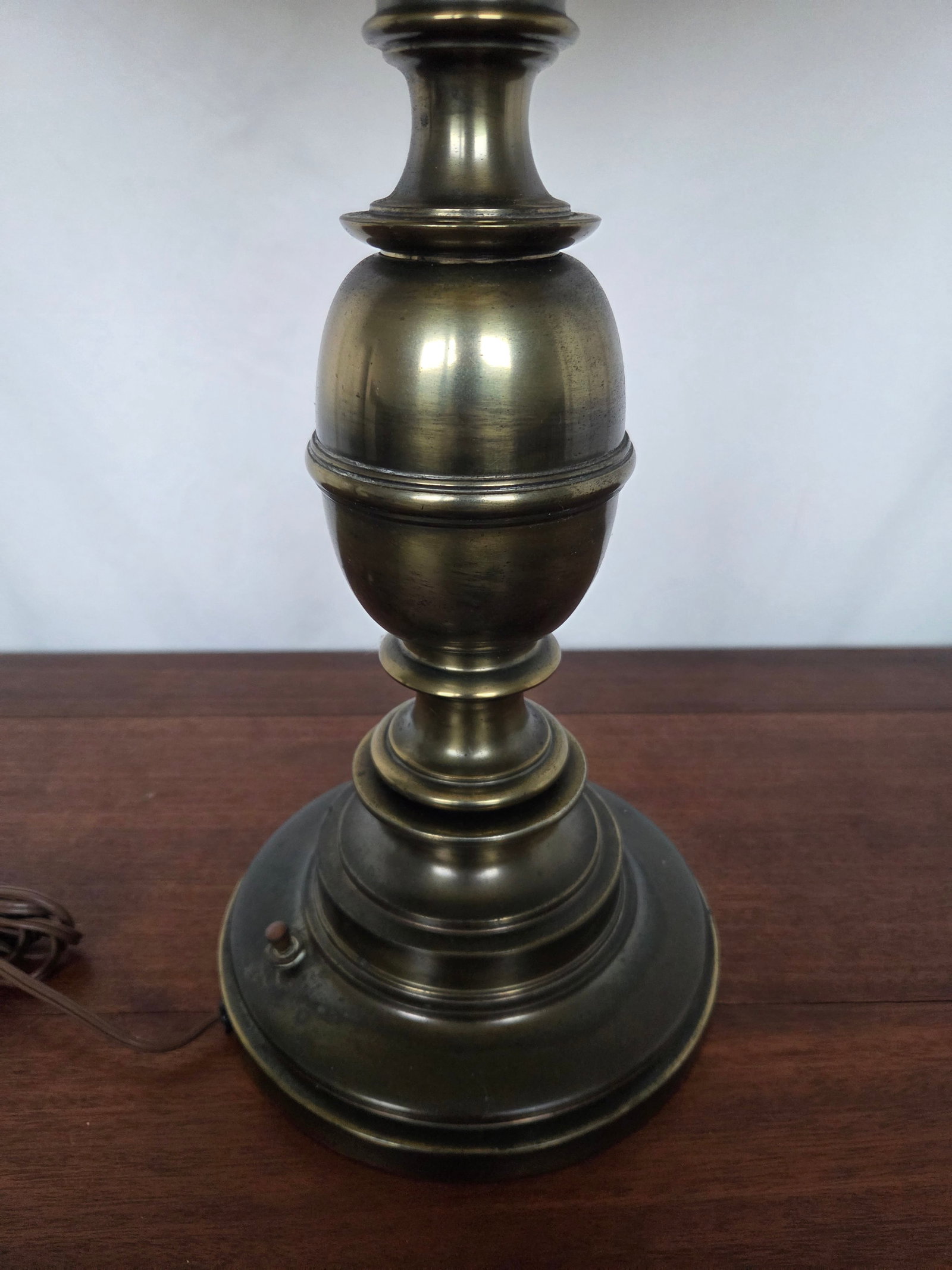 1960s Neoclassical Revival Brass Stiffel Baluster Table Lamp - 7
