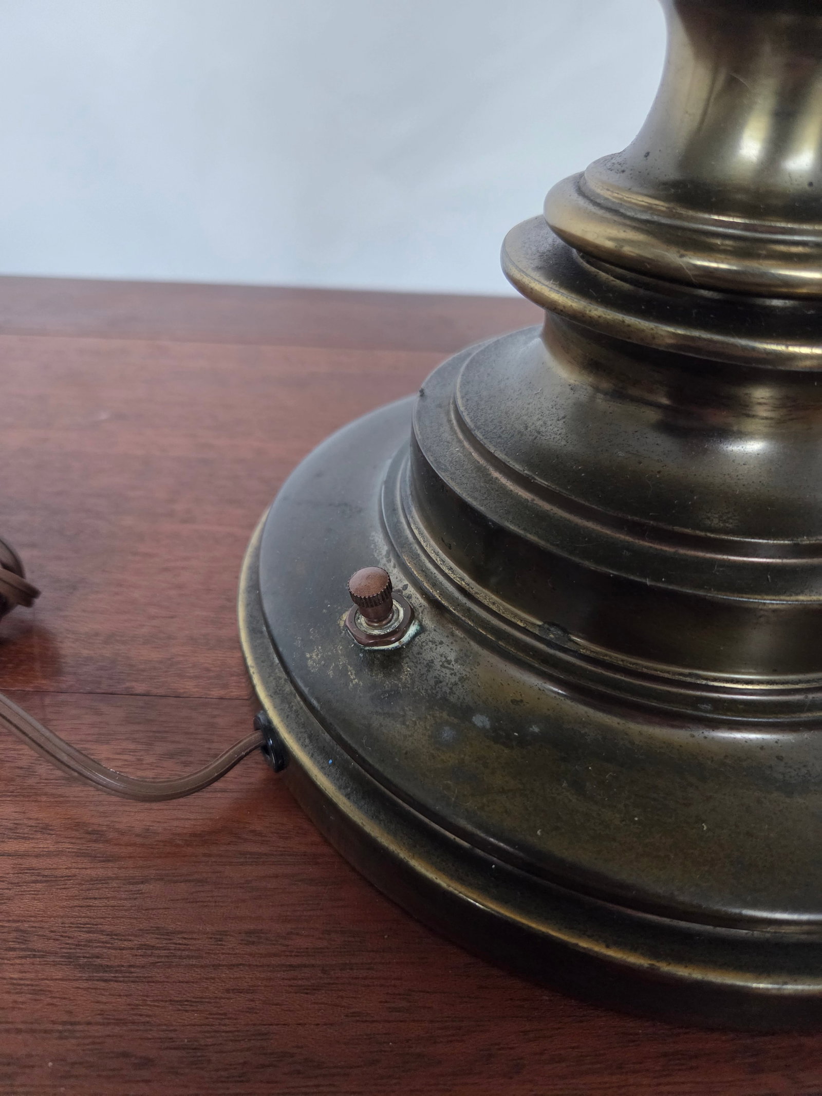 1960s Neoclassical Revival Brass Stiffel Baluster Table Lamp - 8