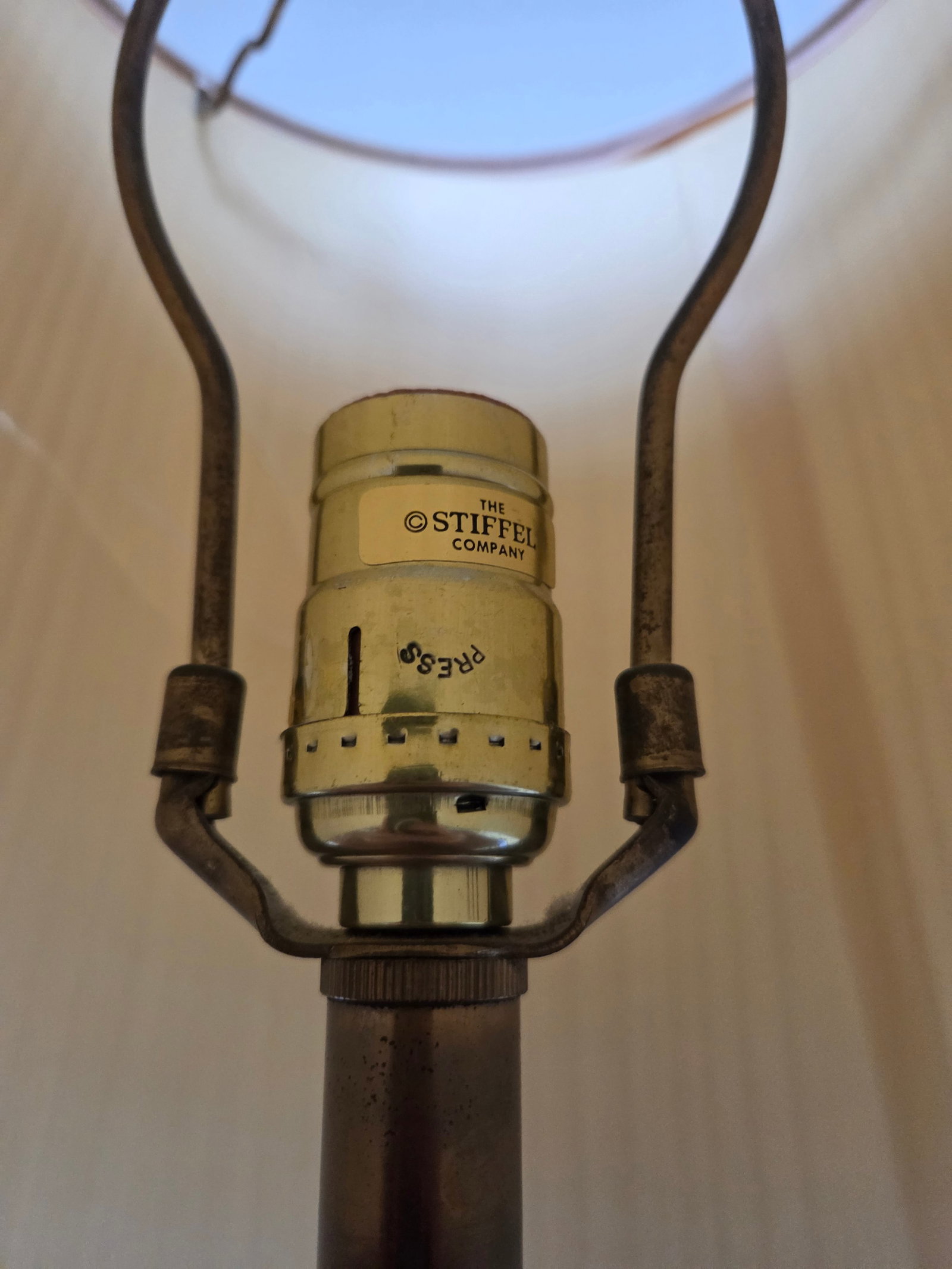 1960s Neoclassical Revival Brass Stiffel Baluster Table Lamp - 9