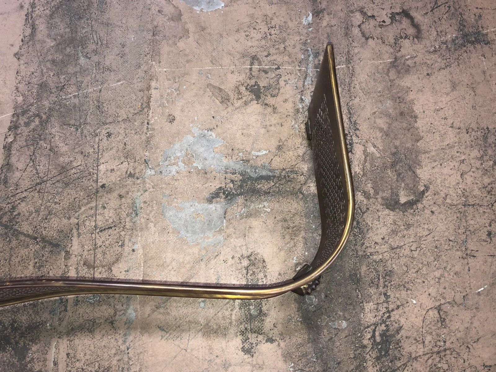 Antique Brass Fireplace Fender With Paw Feet - 5