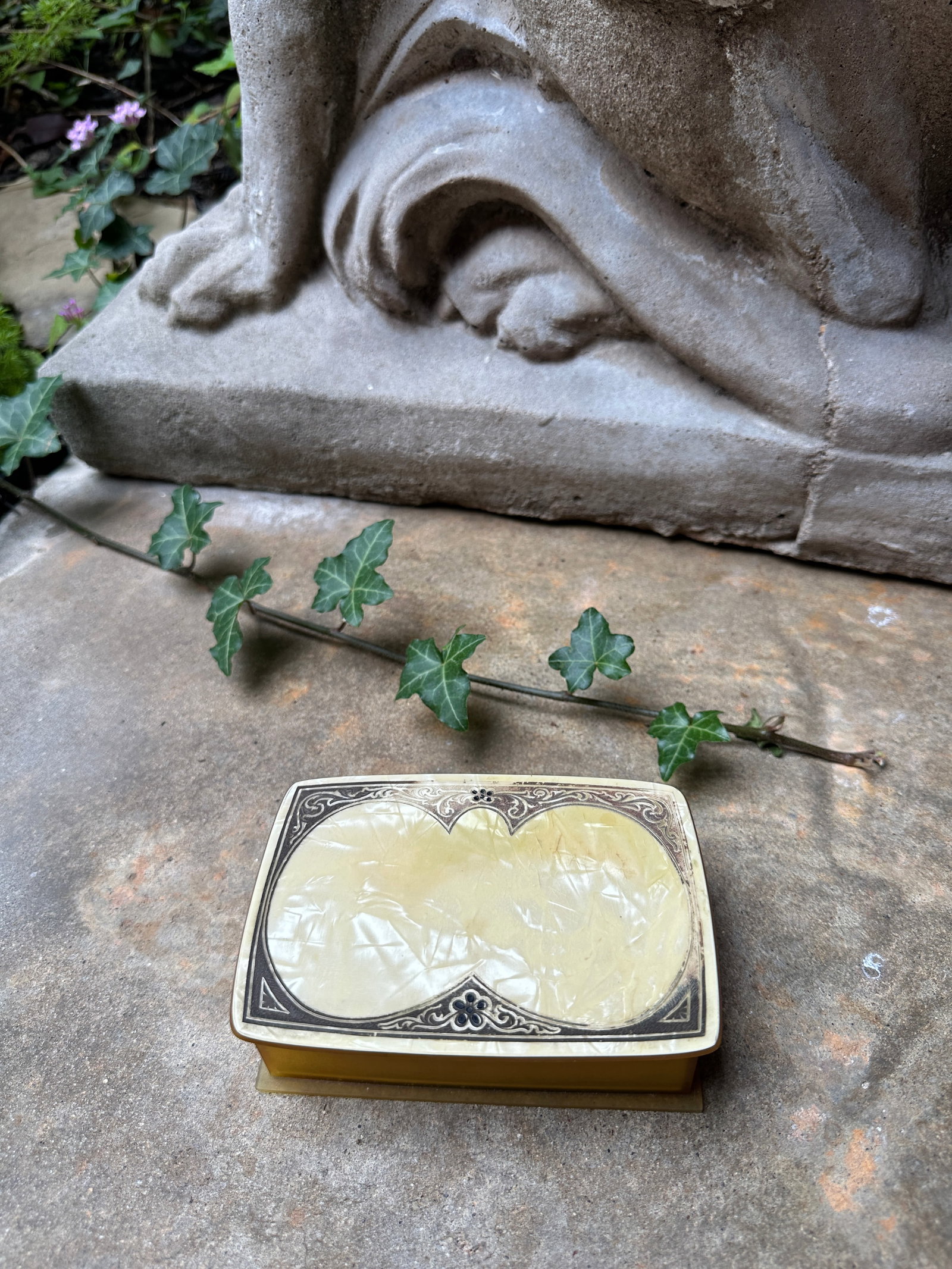 1930s Art Deco Butterscotch Bakelite Hinged Box With Marbled Lid - 3