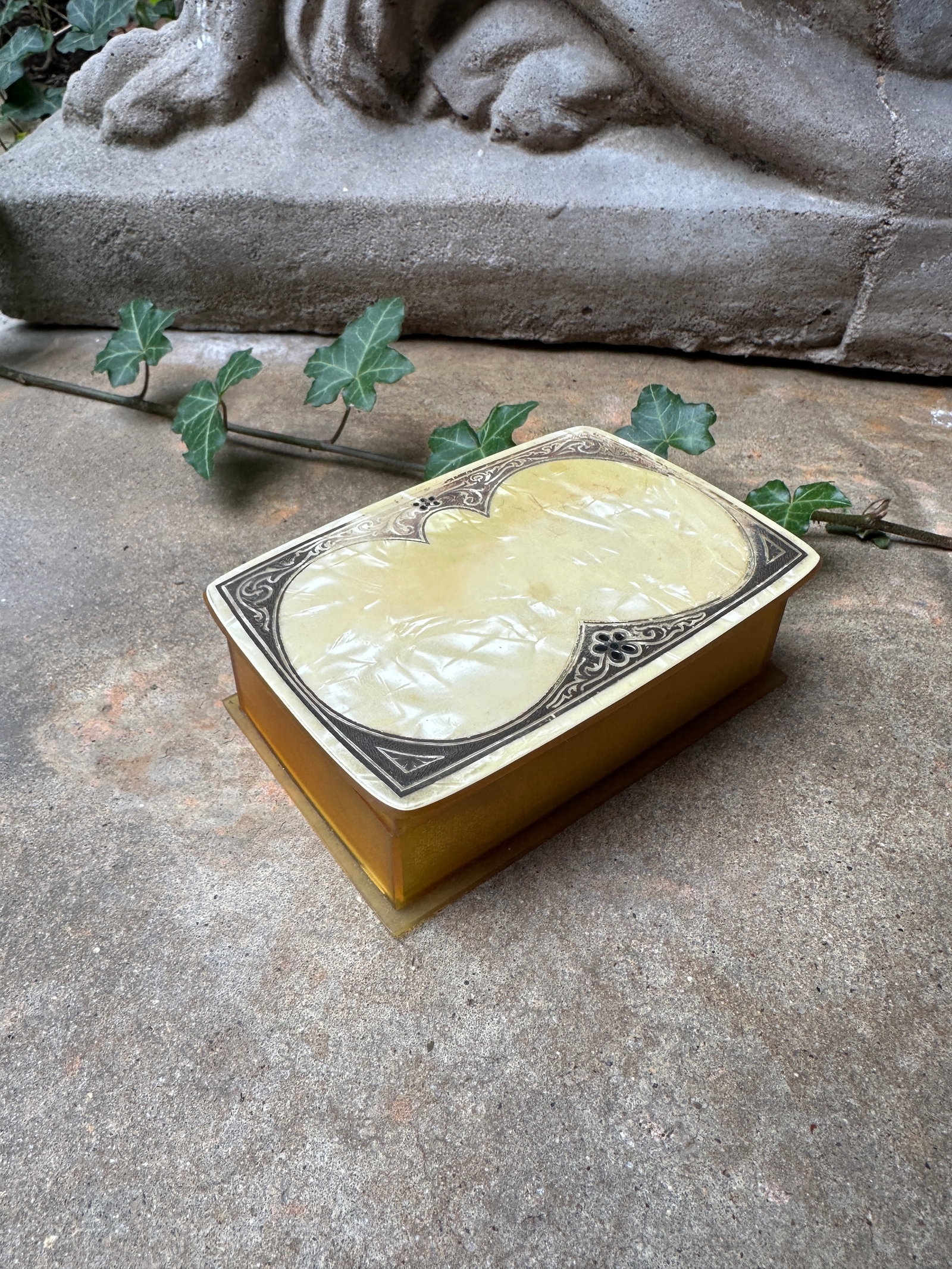 1930s Art Deco Butterscotch Bakelite Hinged Box With Marbled Lid - 6