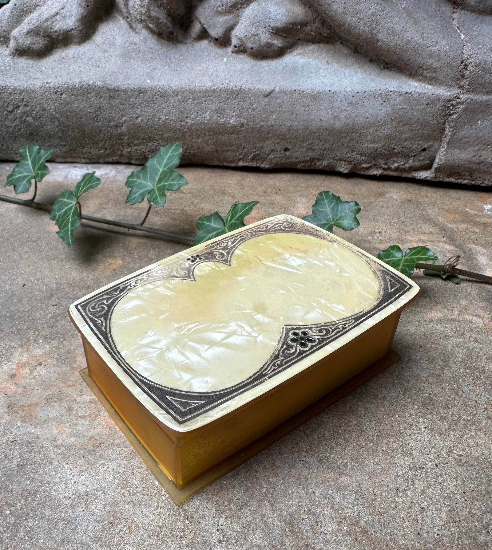 1930s Art Deco Butterscotch Bakelite Hinged Box With Marbled Lid - 7