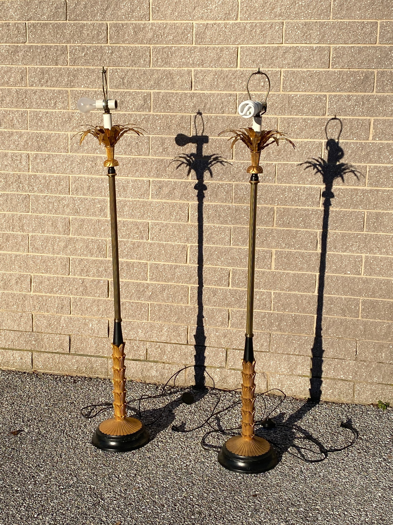 Pair of Vintage Mid-Century Hollywood Regency Brass Palm Floor Lamps in Gold and Black - 11