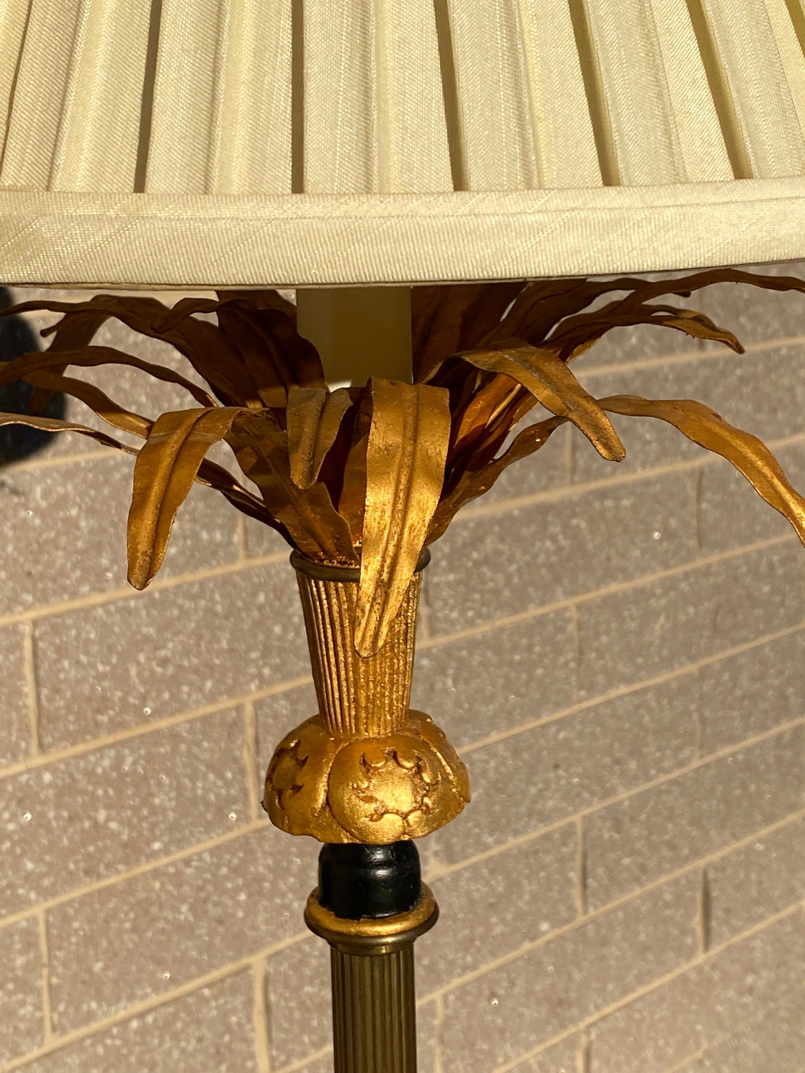 Pair of Vintage Mid-Century Hollywood Regency Brass Palm Floor Lamps in Gold and Black - 3